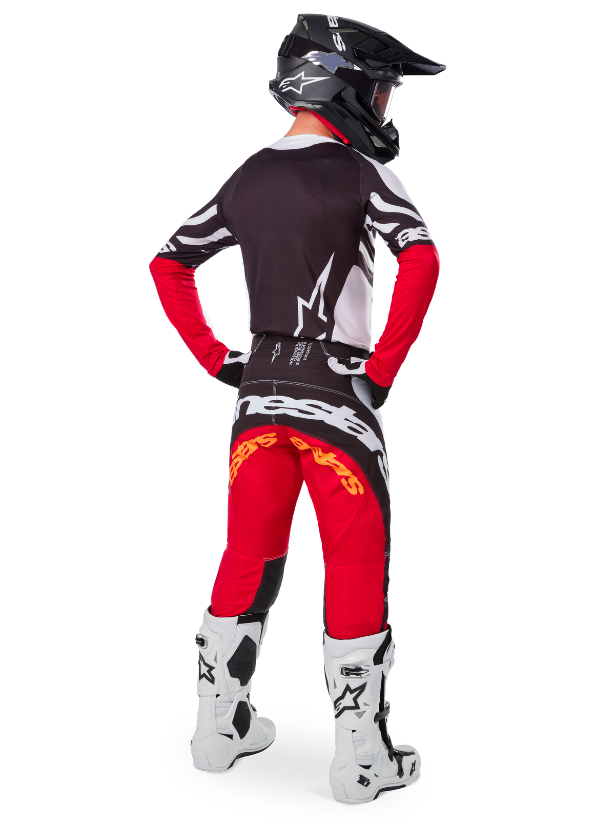 Motocrossrytter set bagfra iført Alpinestars Limited Edition Techstar Deep-trøje i Black White High Red, med sort ryg, hvidt stjernelogo og røde ærmer, kombineret med matchende røde og sorte bukser, hvide og sorte støvler samt en sort hjelm for et komplet off-road raceroutfit.