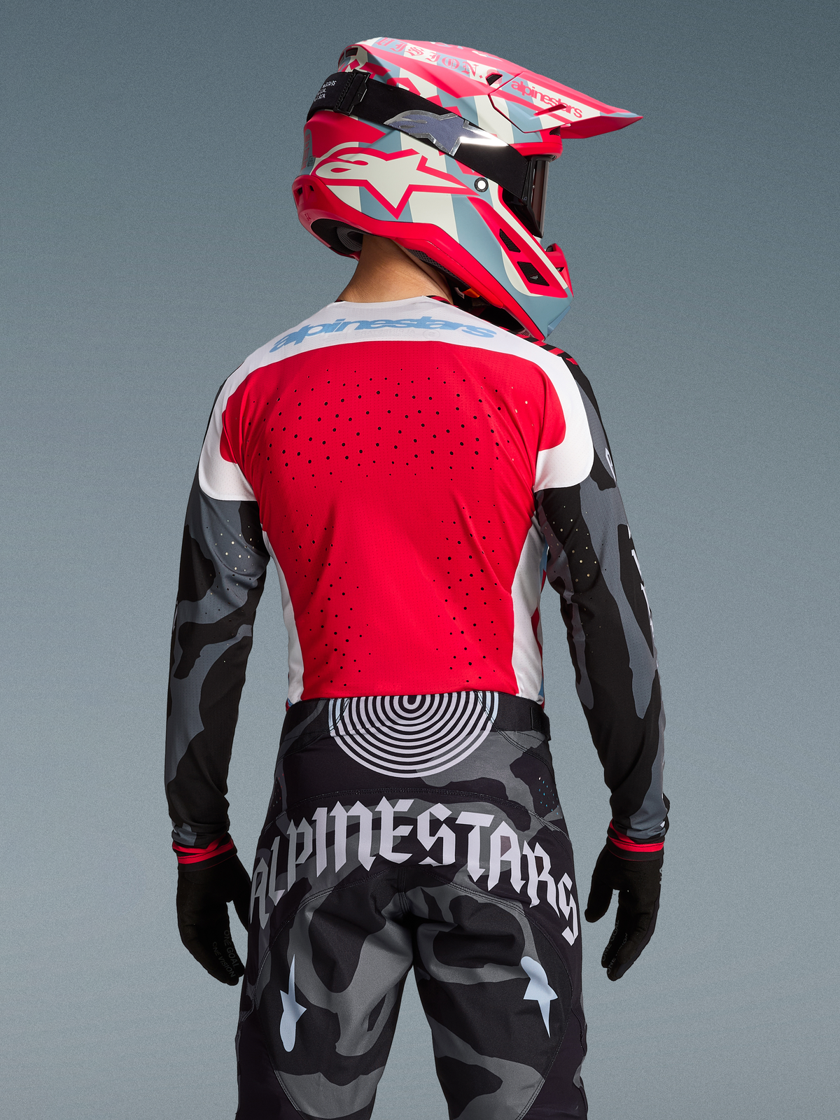 Techstar Beast Coast motocross-udstyrssæt i begrænset udgave, rød og camo-grafik, set bagfra med matchende hjelm.