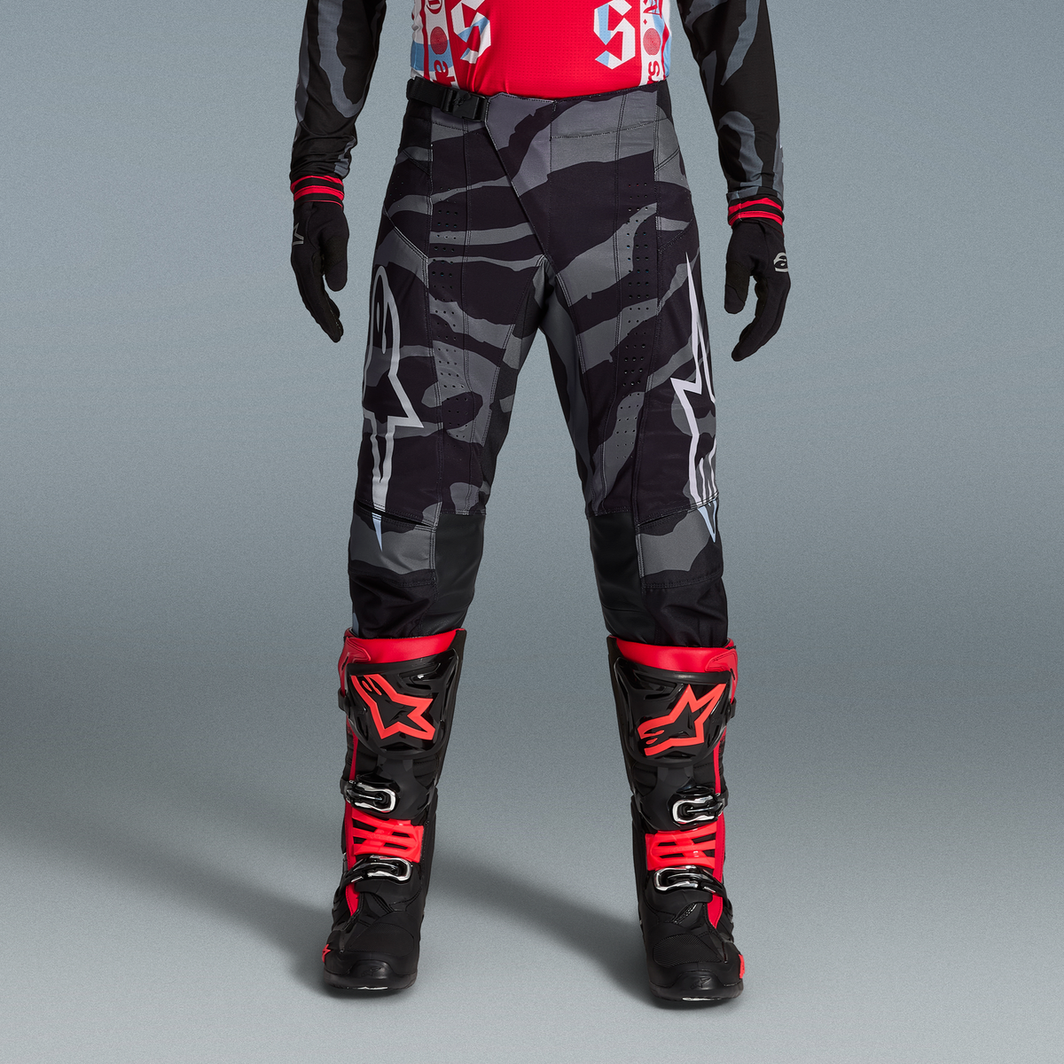 Alpinestars Techstar Beast Coast komplet-sæt, grå camouflage-bukser og røde støvler, motocross-udstyr i begrænset udgave.
