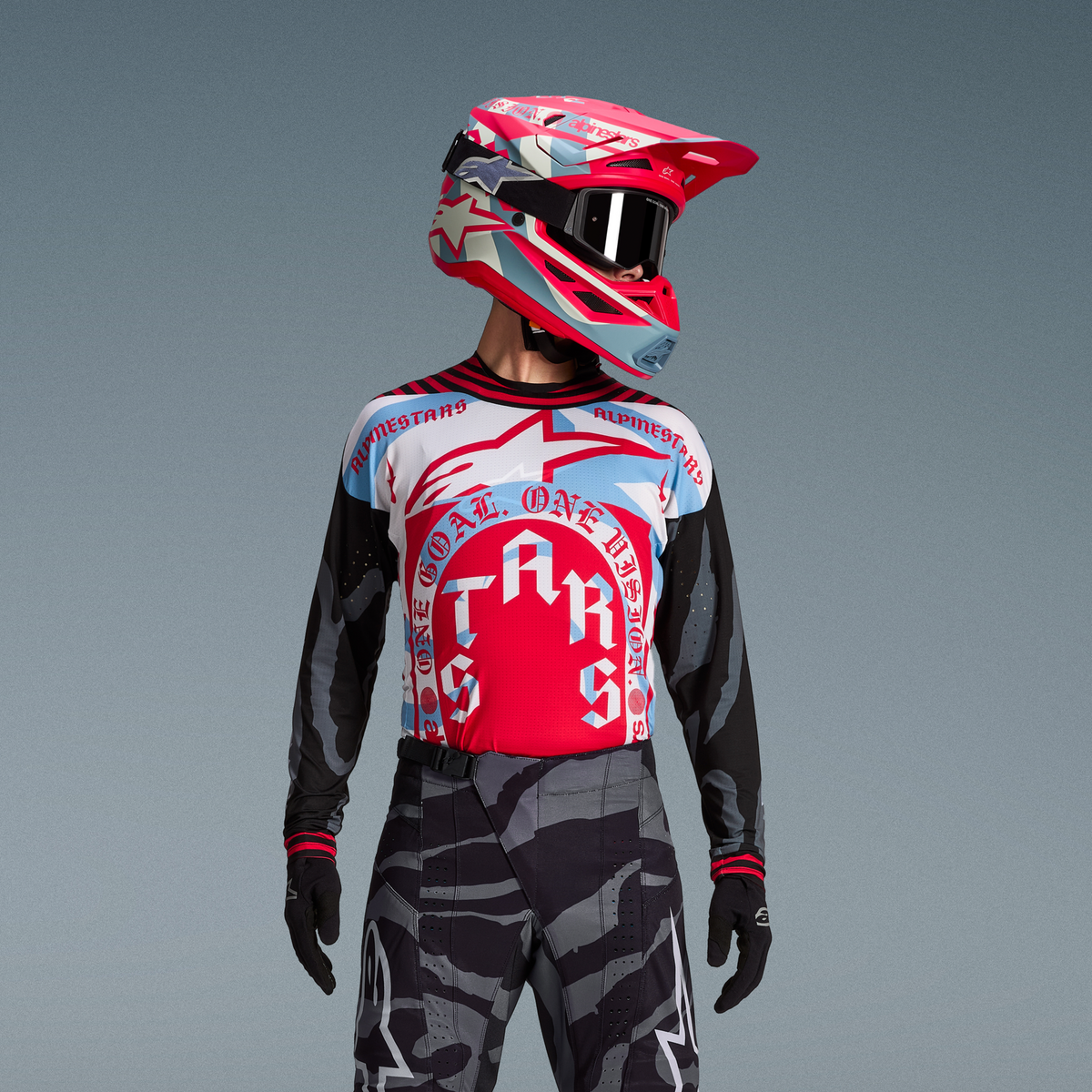 Alpinestars Techstar Beast Coast sæt, rød og blå motocross-trøje med camo-bukser og matchende hjelm, begrænset udgave.