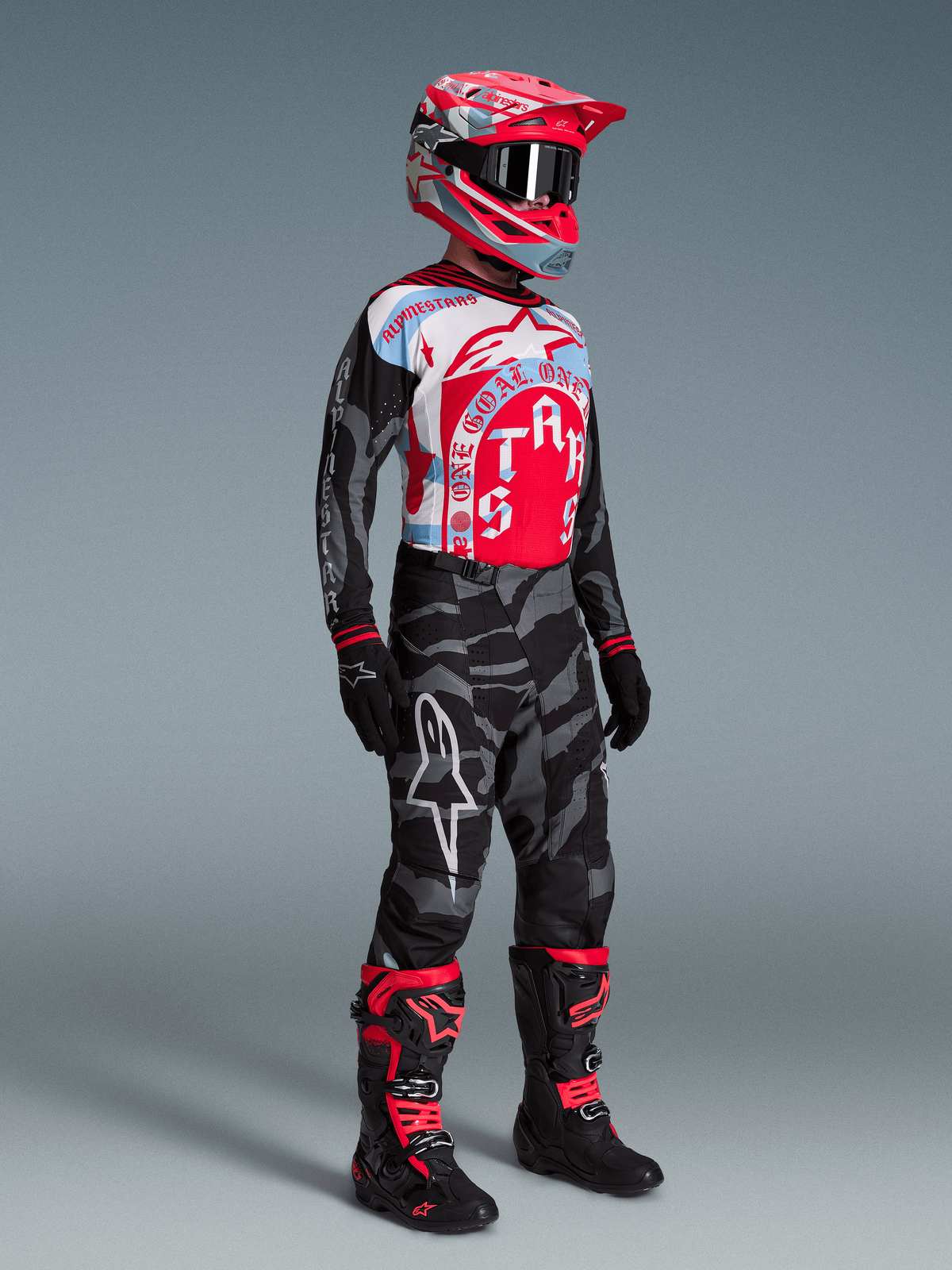 Alpinestars Techstar Beast Coast komplet-sæt, rød motocross-trøje, camouflage-bukser og rød hjelm, off-road racingudstyr.