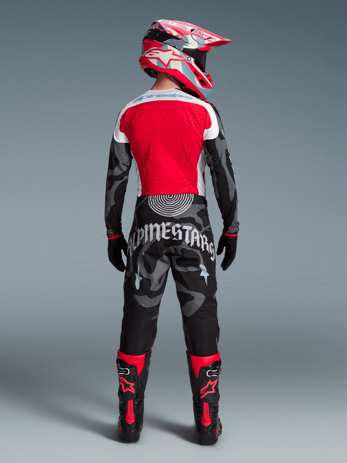 Alpinestars Techstar Beast Coast motocross-udstyr, rød og grå camouflage, komplet sæt i begrænset udgave, set bagfra.