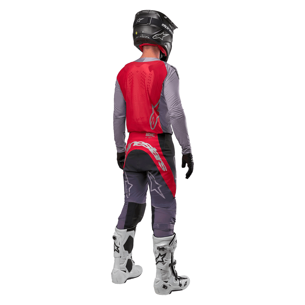 Alpinestars 2024 Supertech Dade trøje, motocross-trøje, Iron Red Berry og grå, set bagfra på en kører, med et rødt rygpanel med gråt logo og grå ærmer, båret med matchende grå og røde racerbukser, hvide støvler og en sort hjelm, professionelt terrænkørselsudstyr