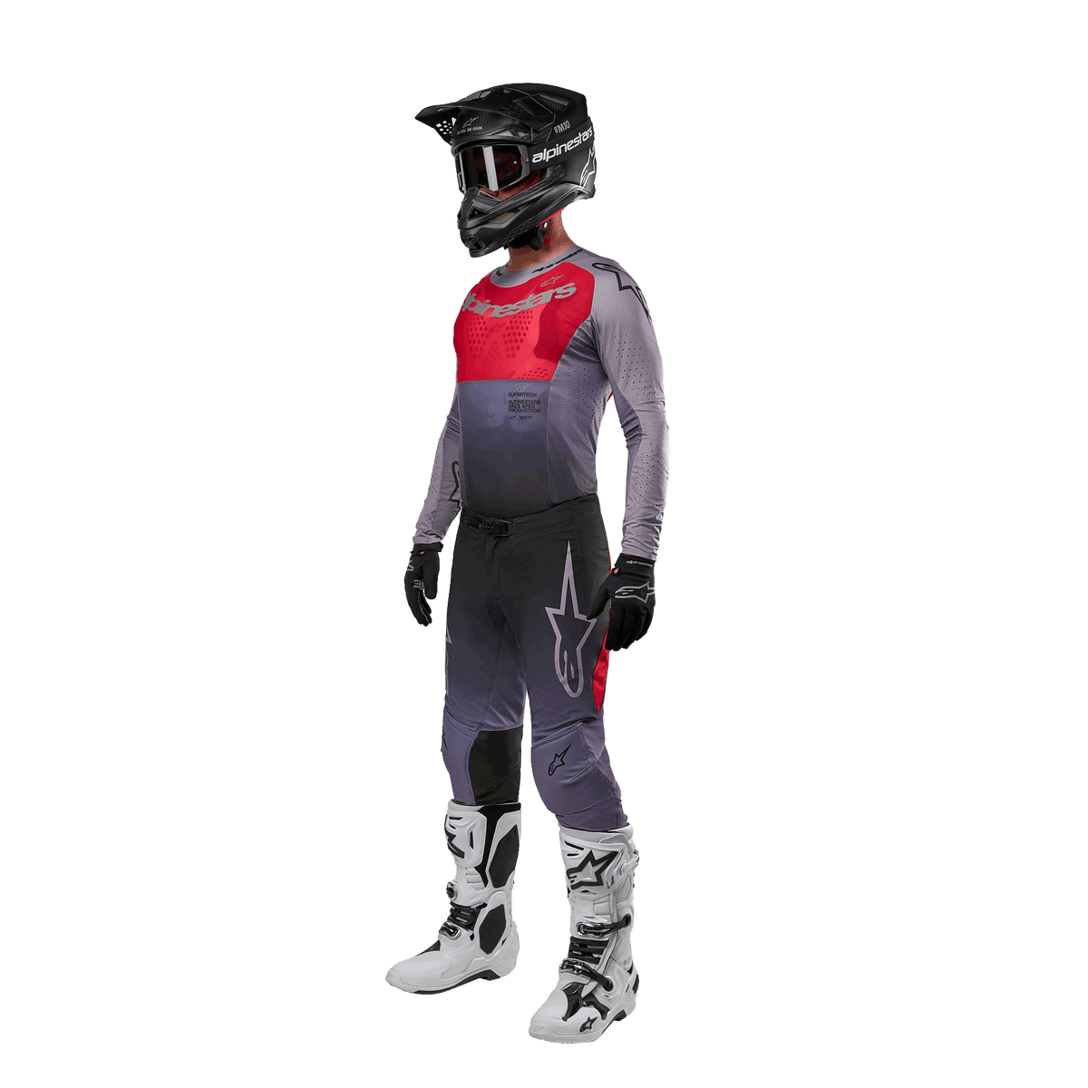 Motocrossrytter iført komplet racerudstyr, Alpinestars 2024 Supertech Dade trøje i Iron Red Berry og grå, matchende grå bukser med røde detaljer, sort hjelm med goggles, hvide og sorte støvler, sorte handsker, koordineret outfit til off-road racing