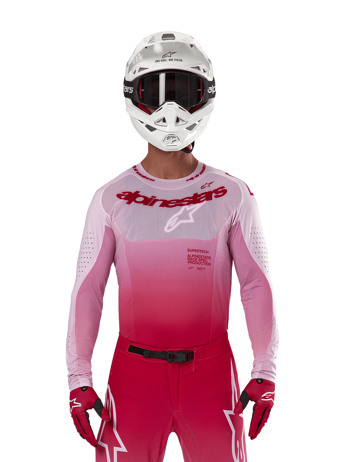 Motocrossrytter iført Alpinestars 2024 Supertech Dade Jersey i Red Berry Lilac, matchende bukser, hvid hjelm med sorte briller og røde handsker, koordineret professionelt raceroutfit med graduerede pink og røde nuancer