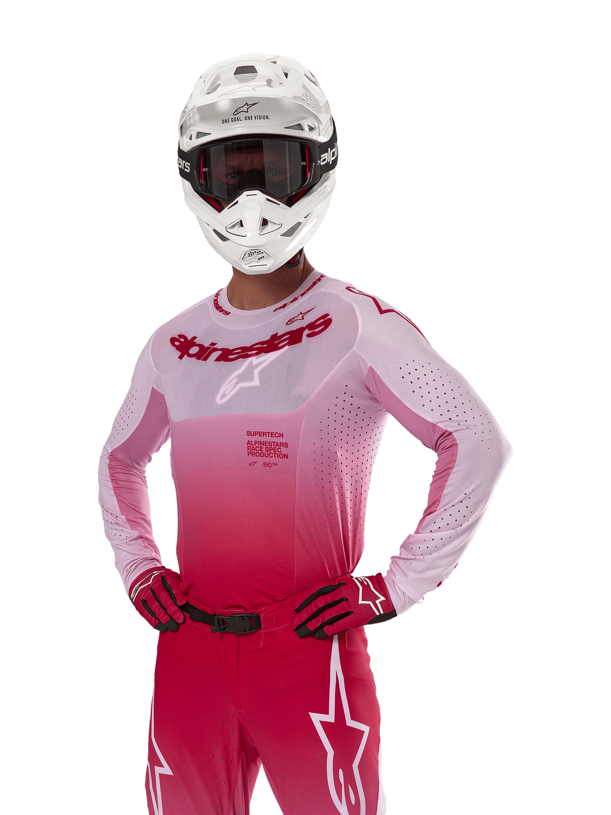 Alpinestars 2024 Supertech Dade-trøje, motocross-racingudstyr, Red Berry Lilac gradient-design, langærmet trøje med laserskårne perforeringer, båret af en kører med hvid hjelm og matchende røde handsker og bukser, professionelt motocross-sæt på hvid baggrund