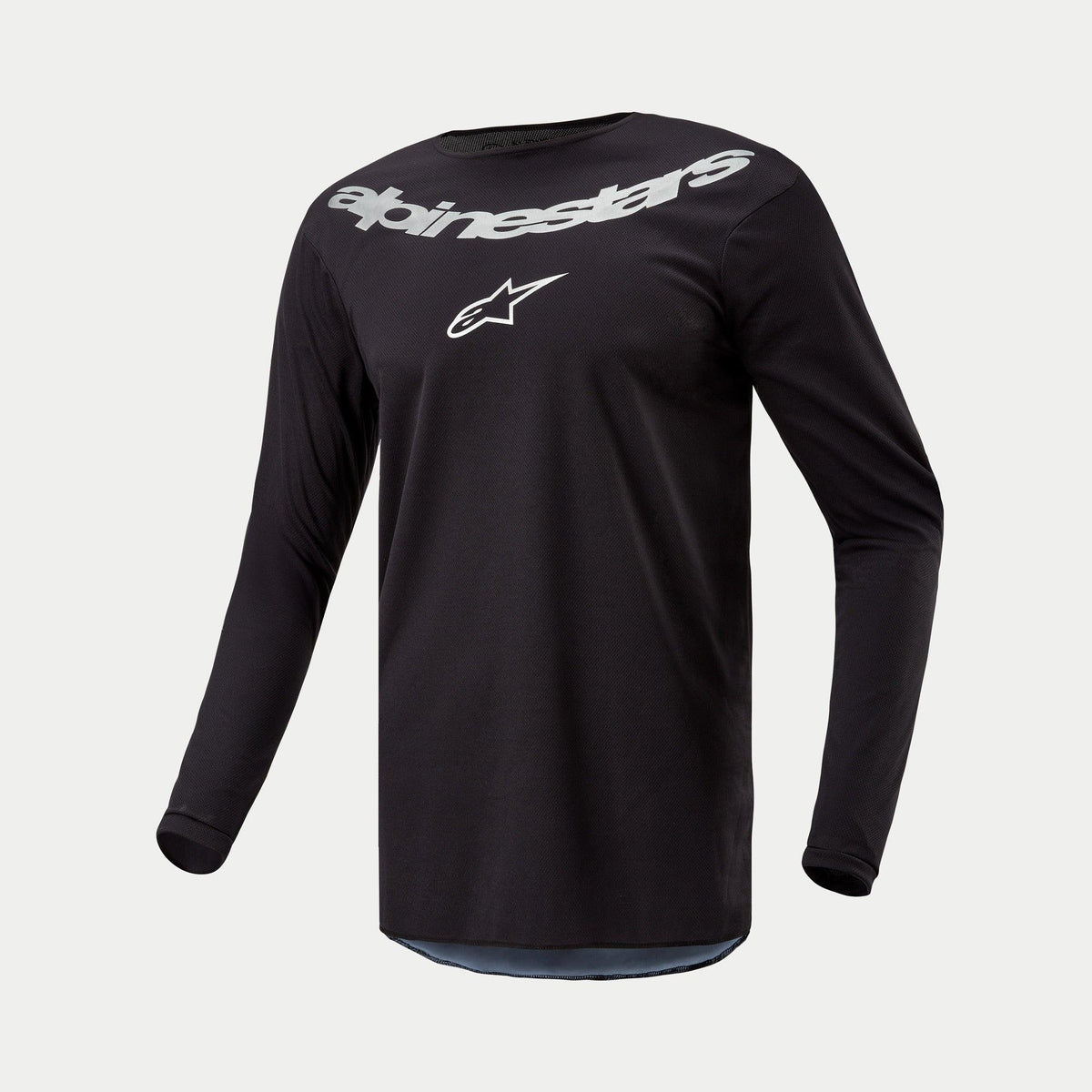 Alpinestars 2024 Fluid Graphite trøje, motocross-trøje, sort og sølv, langærmet performance-top med stort sølvfarvet Alpinestars-navn og stjernelogo på brystet, letvægts fugttransporterende poly-stof til off-road-kørsel