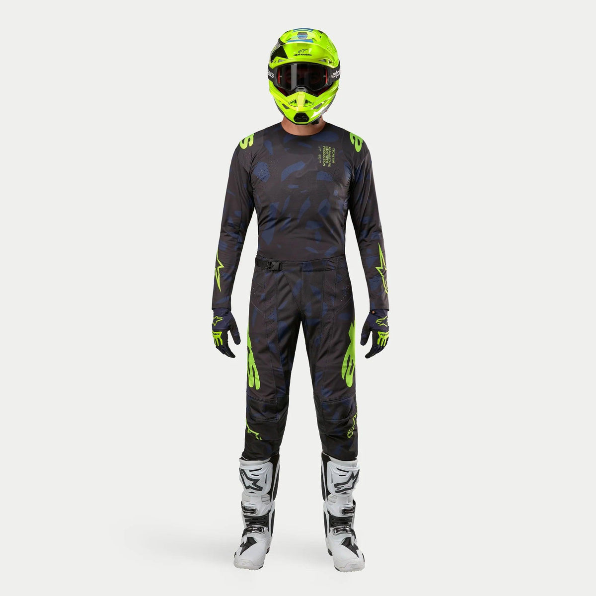 Alpinestars motocross-rytter iført komplet racerudstyr, 2024 Techstar Rantera trøje i Black Navy og Yellow Fluo, matchende bukser med abstrakt print, klar neongul hjelm, hvide og sorte støvler, koordineret outfit til off-road kørsel