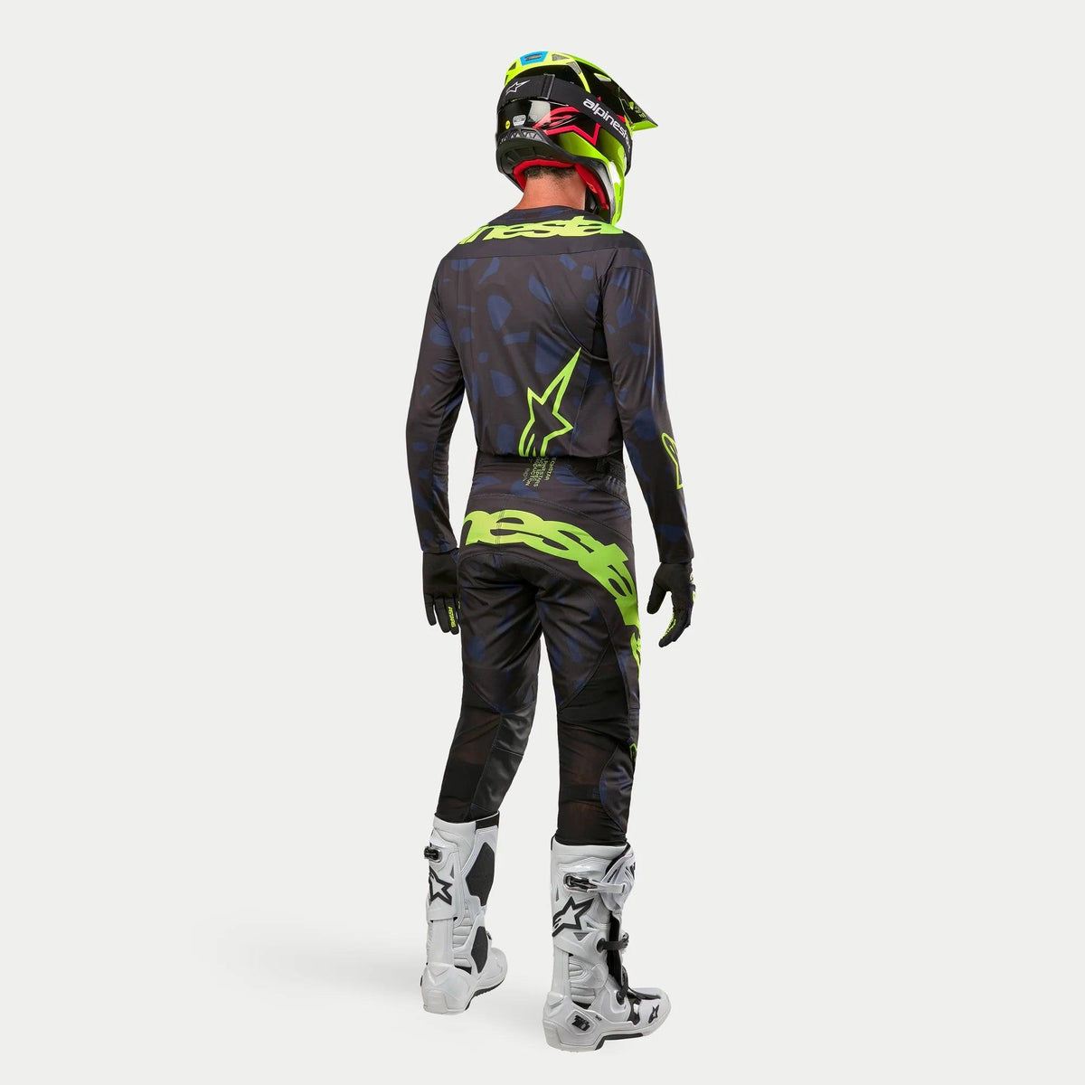 Alpinestars 2024 Techstar Rantera trøje, motocrosstrøje, sort, navy og fluo-gul, båret med matchende bukser, hvide og sorte støvler samt fluo-gul hjelm, set bagfra i komplet off-road racerudstyr