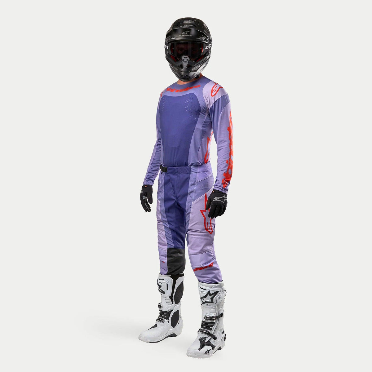 Alpinestars 2024 Techstar Ocuri Gear Set, komplet motocross-udstyr, lilla jersey med orange logoer, lilla og mørkeblå bukser med orange accenter, sort hjelm, sorte handsker og hvide støvler, professionelt beskyttelsesudstyr til terrænkørsel