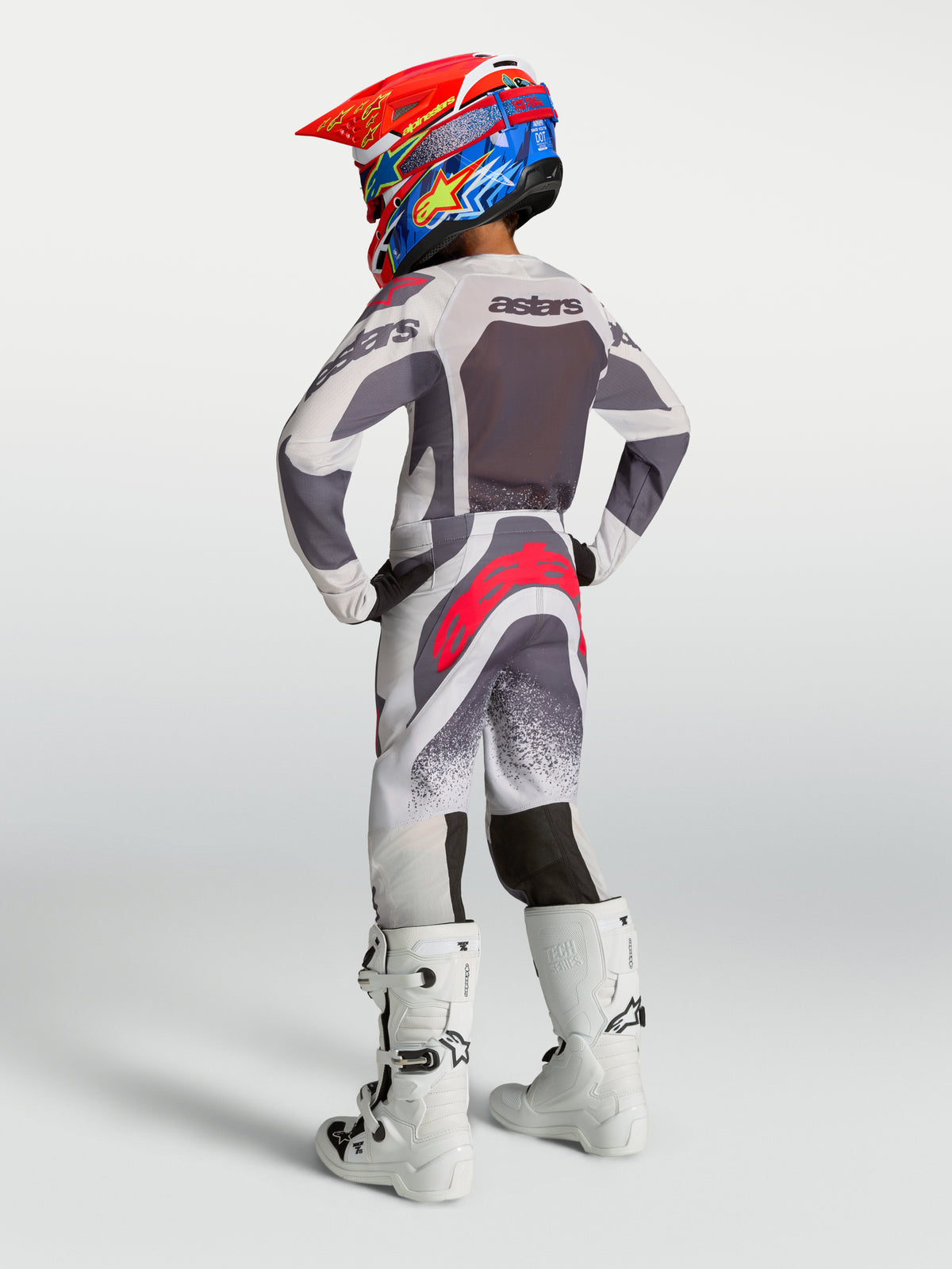 Alpinestars Ungdom Supertech Swan trøje og motocrosssæt, grå og hvid med røde detaljer, atletisk racepasform, set bagfra