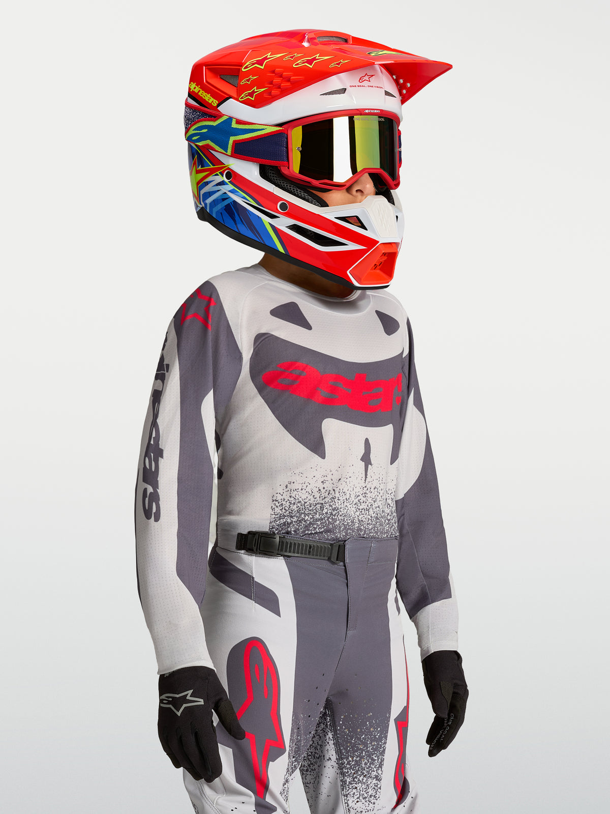 Alpinestars 2027 Supertech Swan trøje og Gear Set til ungdom, grå og rød motocrossdragt til unge ryttere.