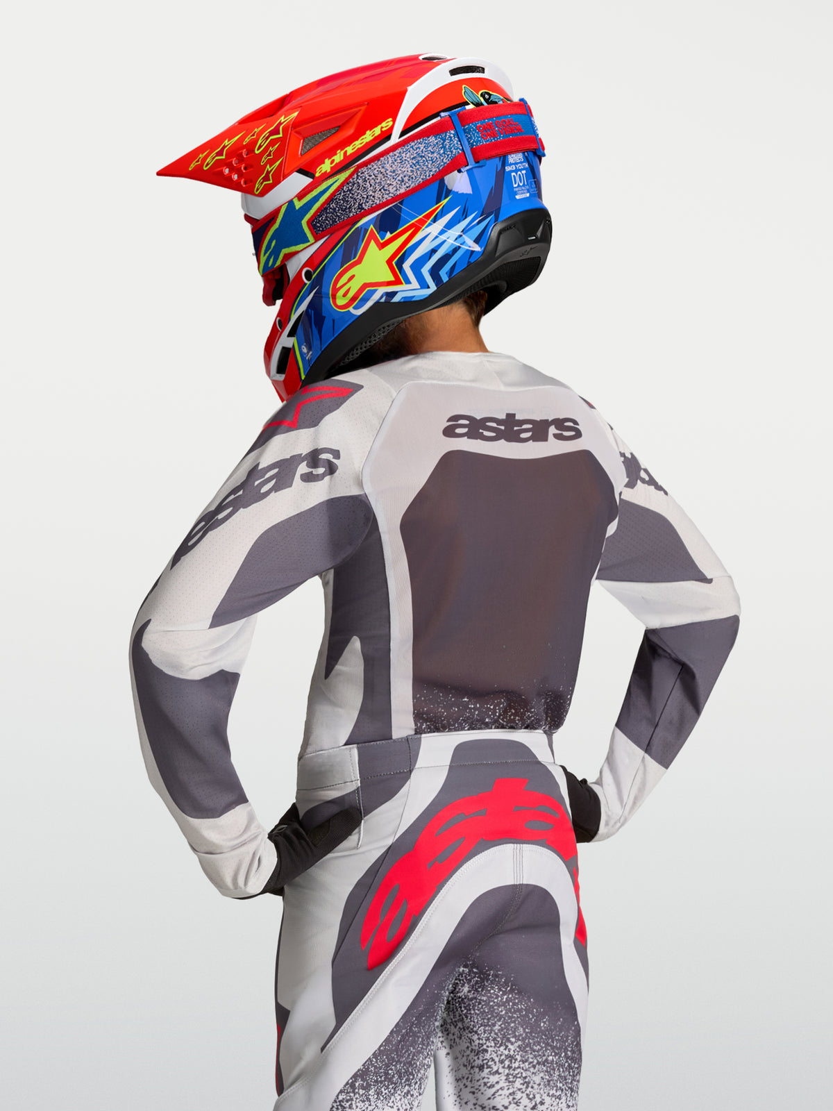 Alpinestars 2027 Supertech Swan trøje til ungdom, grå og lilla motocrosstrøje i åndbar mesh, set bagfra på rytter.