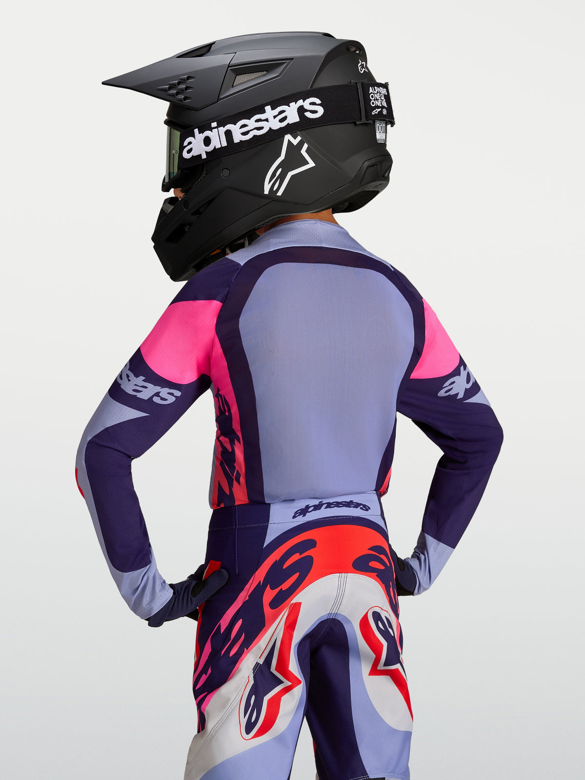 Alpinestars 2027 Supertech Dyna trøje til ungdom, lilla og pink motocrosstrøje i strækmesh, set bagfra på model