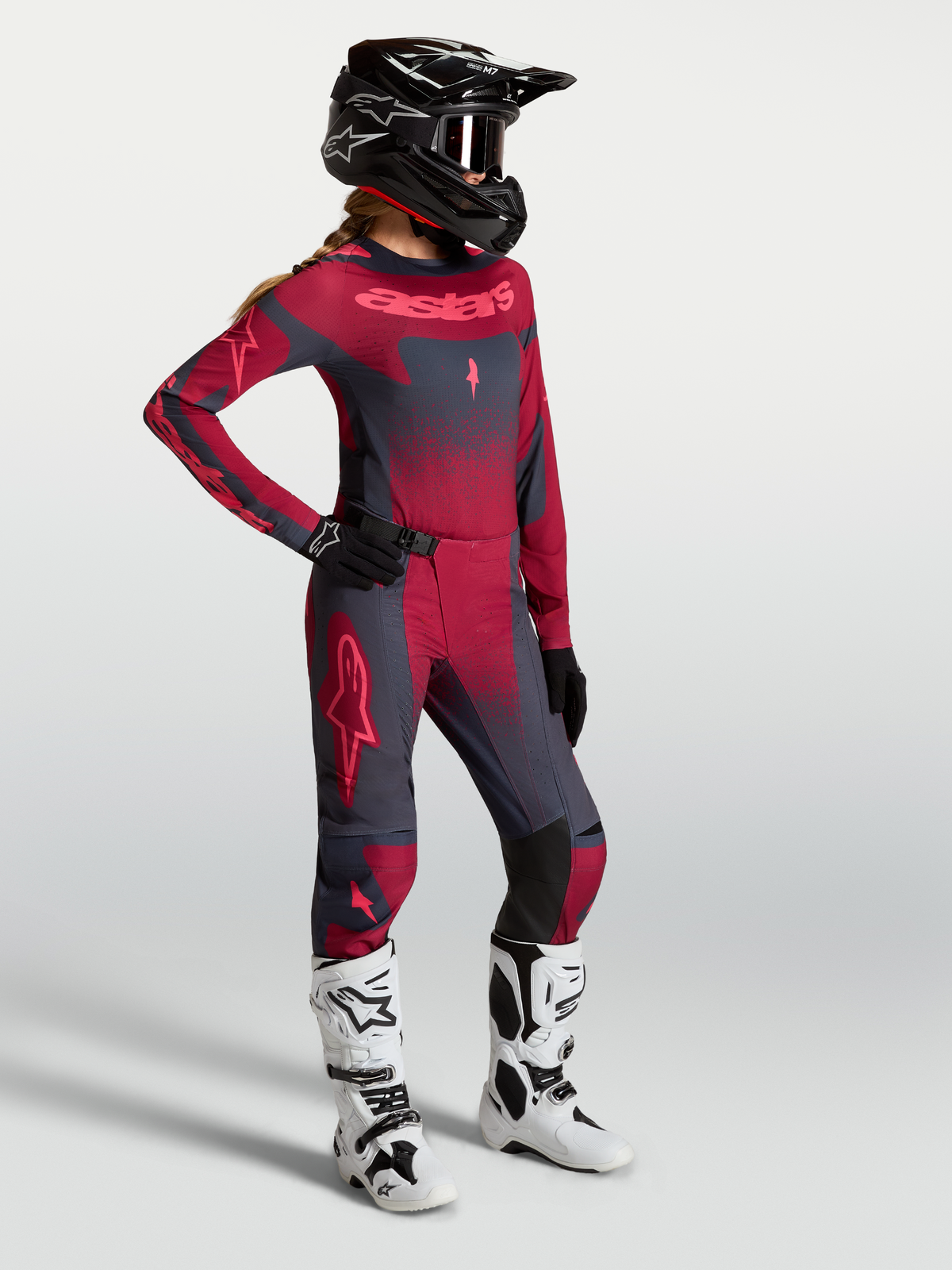 Alpinestars Stella Techstar Swan Gear Set AND Stella Techstar Swan bukser, dame-motocrossudstyr, mørkerød og mørkegrå.