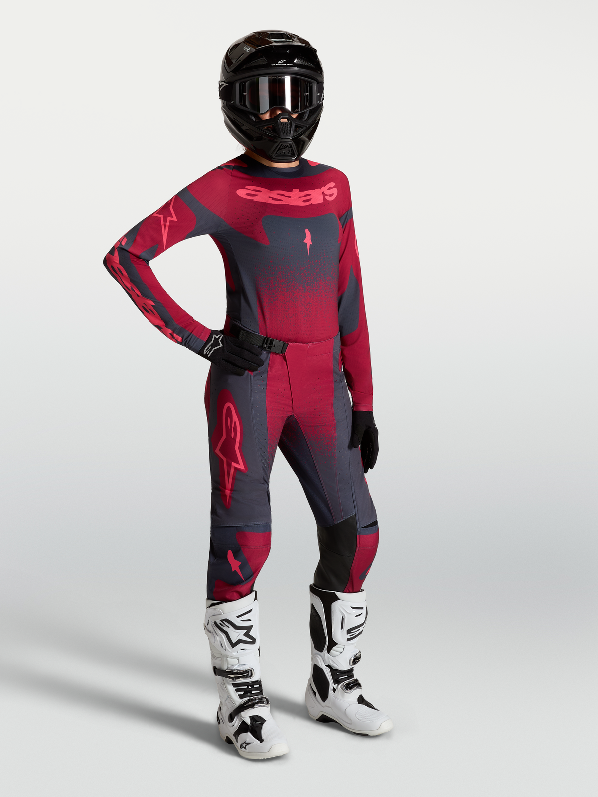 Alpinestars Stella Techstar Swan bukser og trøje, dame-motocross-sæt i mørkerød og mørkegrå med hvide racingstøvler, designet til terrænkørsel.