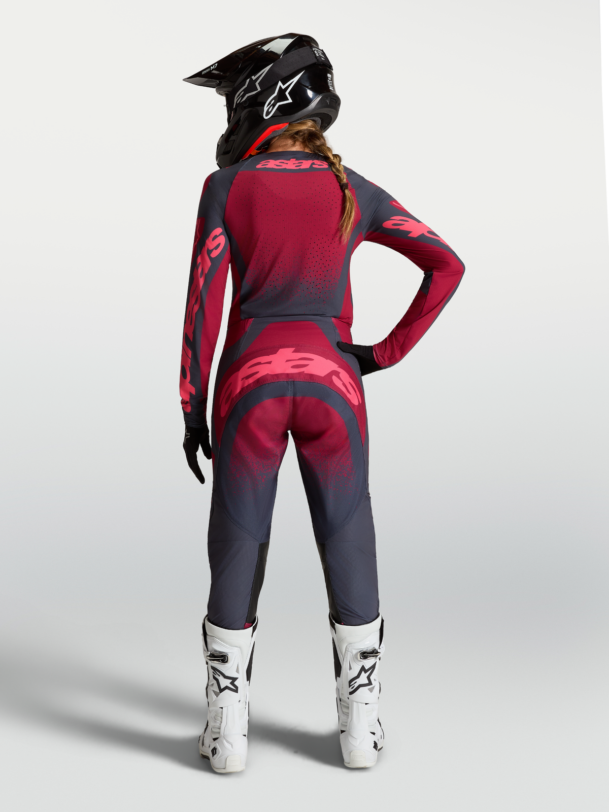 Alpinestars Stella Techstar Swan Gear Set og bukser, motocross-sæt til damer i mørkegrå og rød, set bagfra, højtydende off-road beklædning