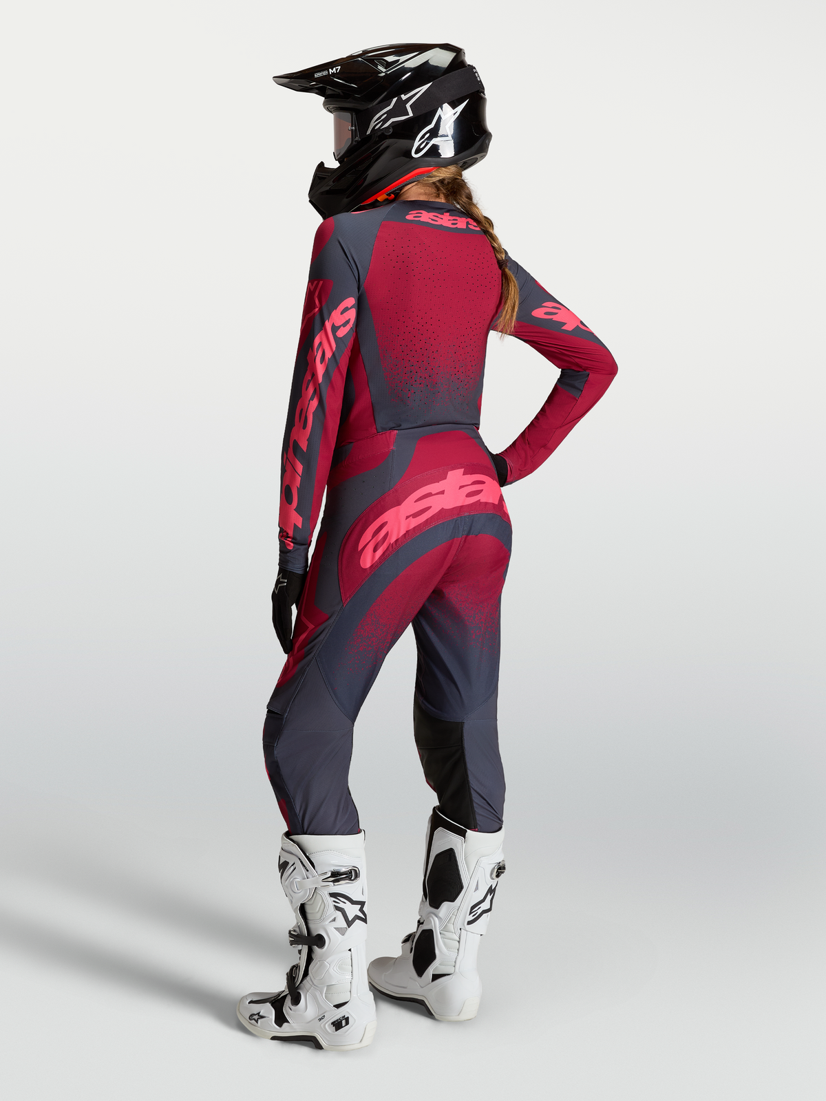 Alpinestars Stella Techstar Swan bukser, motocrossbukser til damer, mørkerød og mørkegrå, holdbar strækkonstruktion til terrænkørsel, set bagfra.