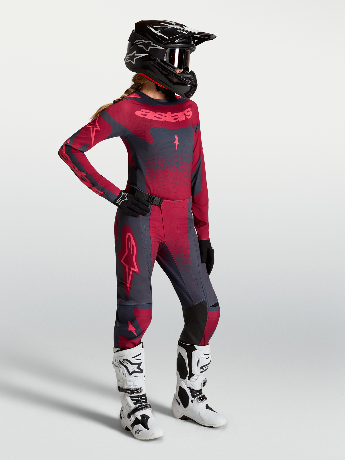 Alpinestars Stella Techstar Swan trøje, dame-motocrosstrøje i rød og mørkegrå, vist på model med fuldt off-road udstyr.
