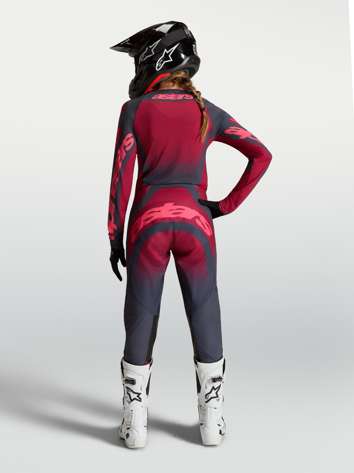 Alpinestars Stella Techstar Swan Trøje, dame-motocrosstrøje i rød og grå med laserskåret ventilation, set bagfra på model.