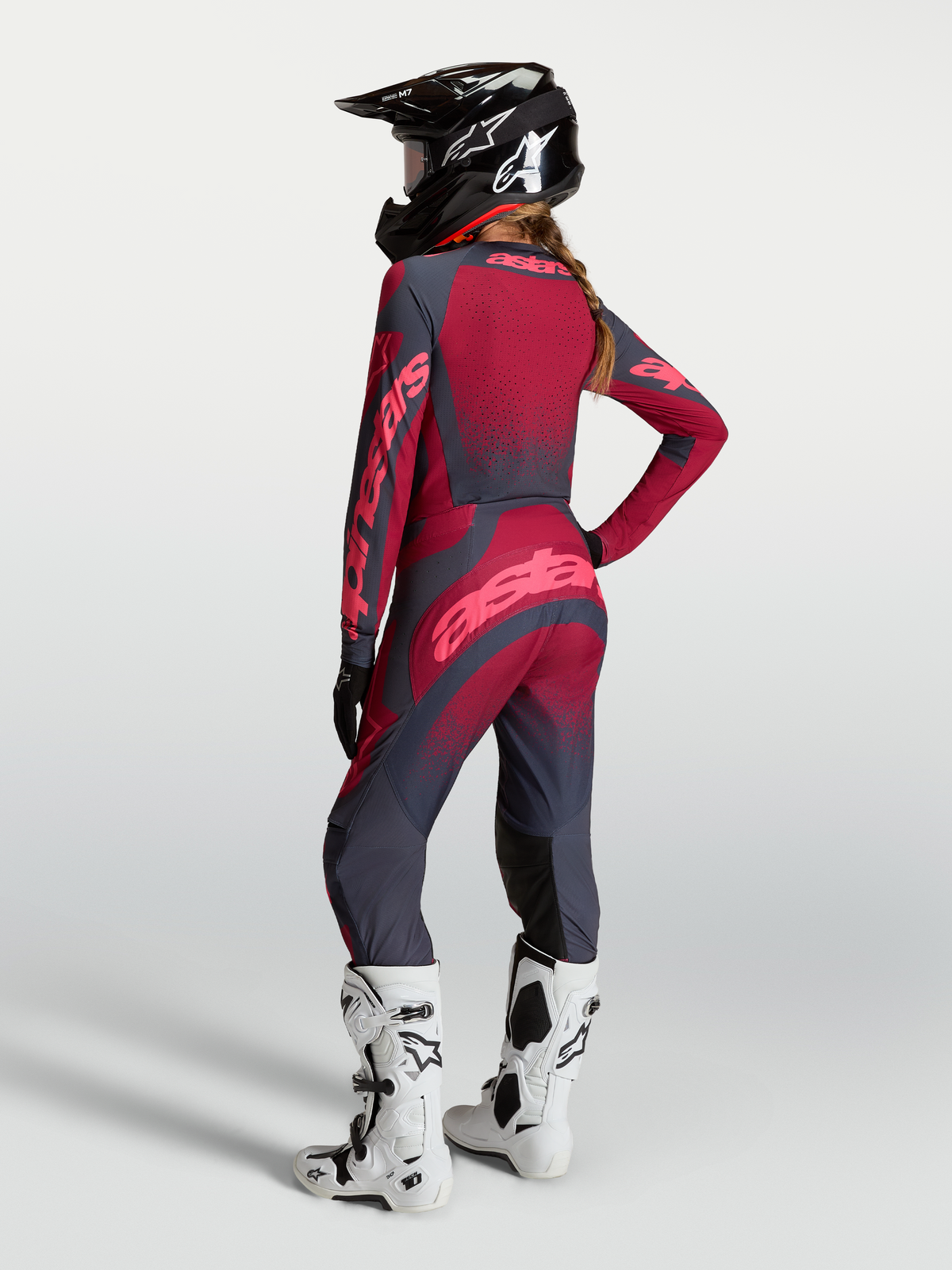 Alpinestars Stella Techstar Swan trøje og Stella Techstar Swan Gear Set, motocross-sæt til damer, rød og mørkegrå, set bagfra med hvide støvler.