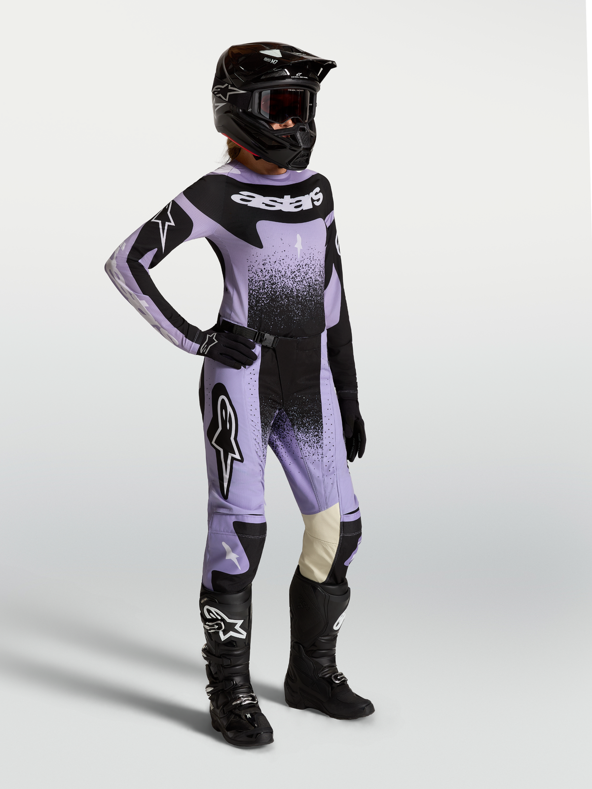 Alpinestars Stella Techstar Swan trøje og udstyrssæt, dame-motocrossudstyr i lilla og sort med svane-grafik, vist på model.