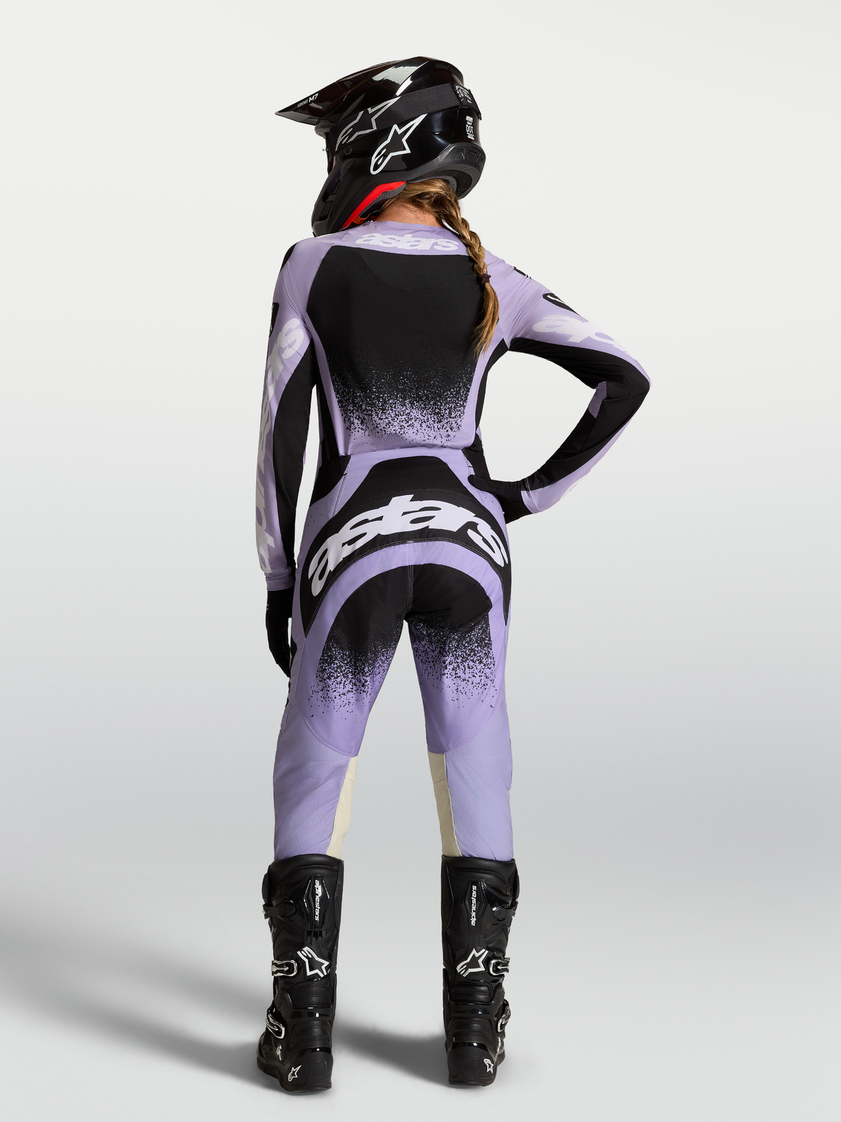 Alpinestars Stella Techstar Swan trøje og udstyrssæt til damer, lilla og sort motocrosstøj, set bagfra på model.
