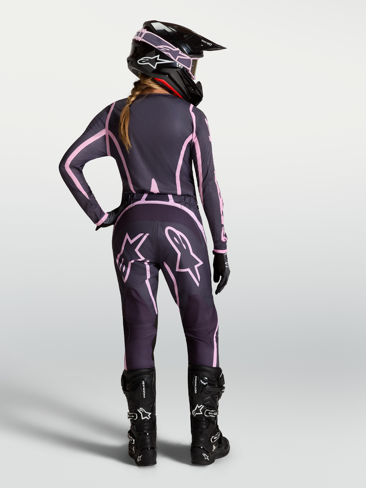 Alpinestars Stella Fluid Apex V2 trøje og udstyrssæt i grå og pink, motocrossudstyr til damer til terrænkørsel, set bagfra.