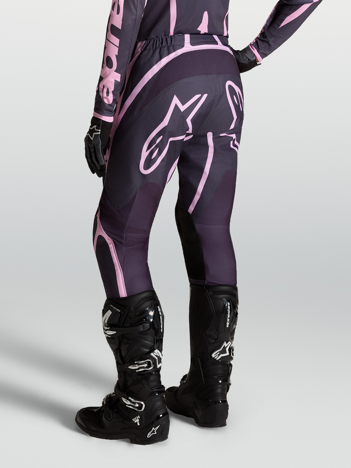 Alpinestars Stella Fluid Apex V2 bukser til kvinder, grå og pink motocrossbukser kombineret med sorte Tech 7 støvler.