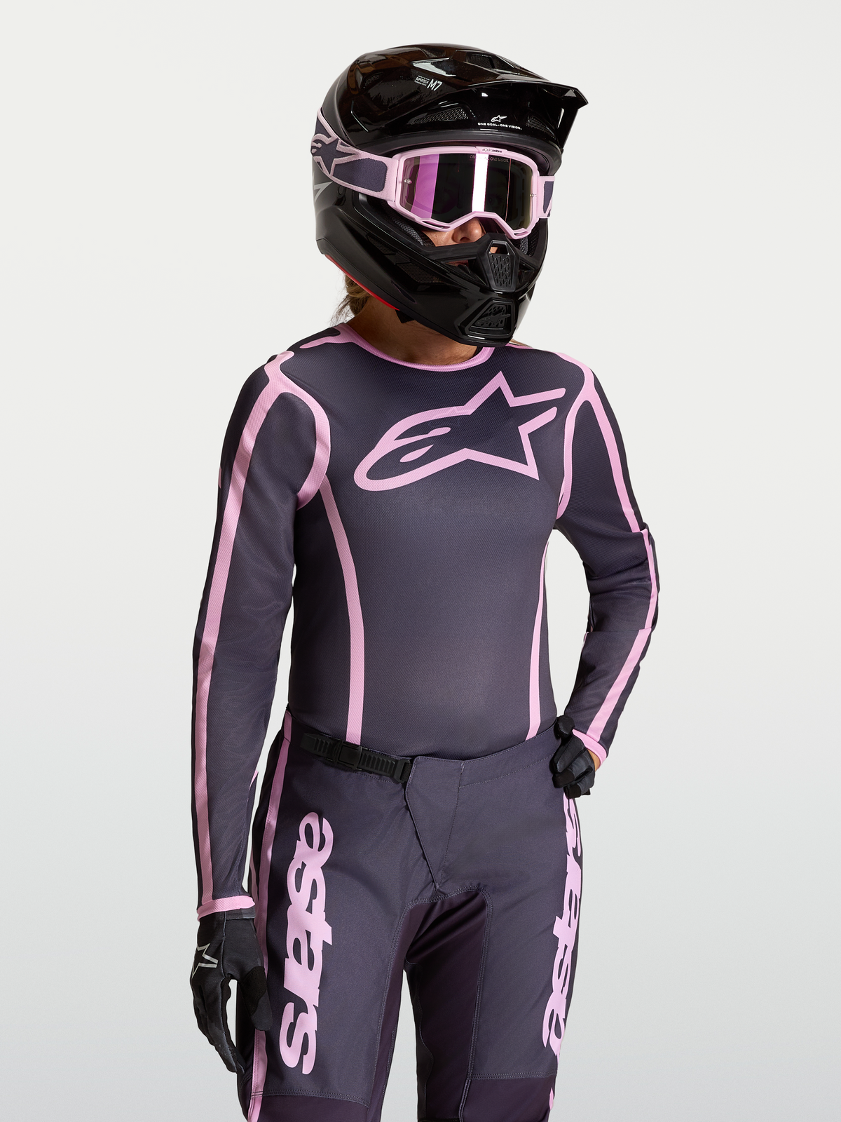 Alpinestars Stella Fluid Apex V2 trøje, dame-motocrosstrøje i grå og pink, letvægts ergonomisk gear til off-road kørsel.