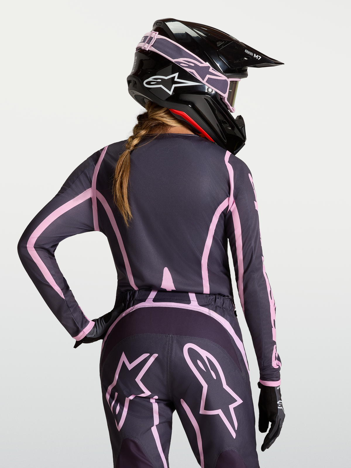 Alpinestars Stella Fluid Apex V2 trøje, motocrossudstyr til damer, grå og lyserød, fugttransporterende tekstil med forlænget bagstykke.