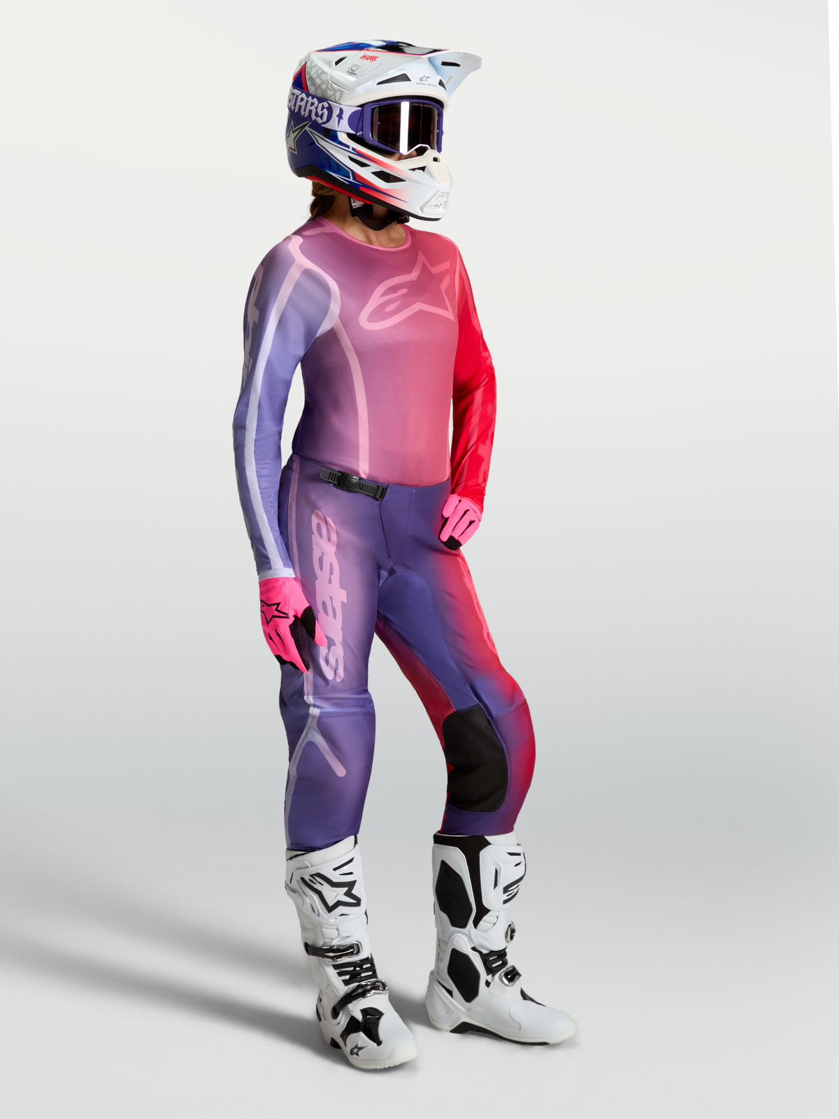 Alpinestars Stella Fluid Kepler trøje, lilla og rød motocross-trøje til damer, båret med hvide støvler.