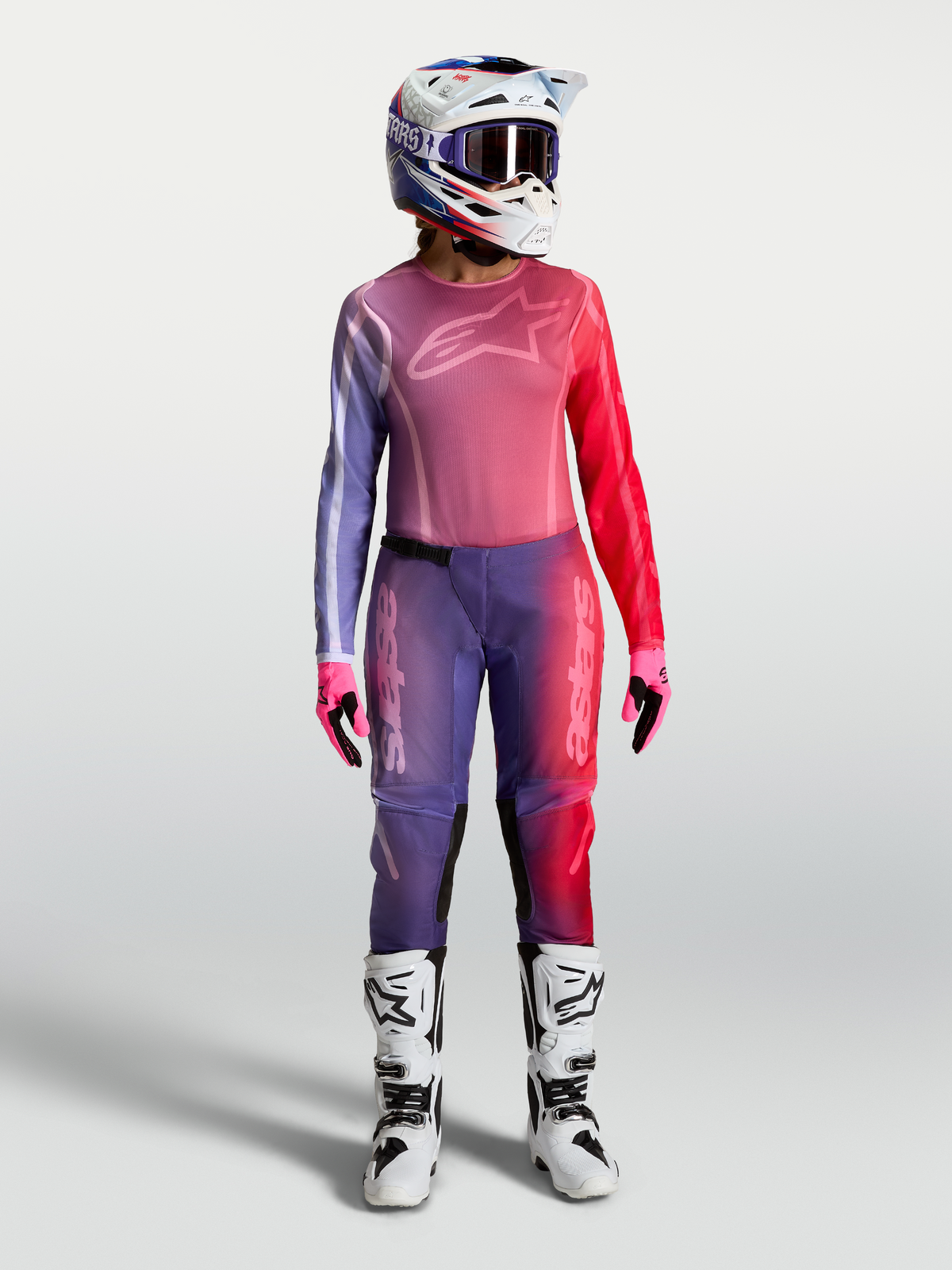 Alpinestars Stella Fluid Kepler motocrosstrøje til damer, lilla og rød, vist med matchende bukser, hjelm og støvler.