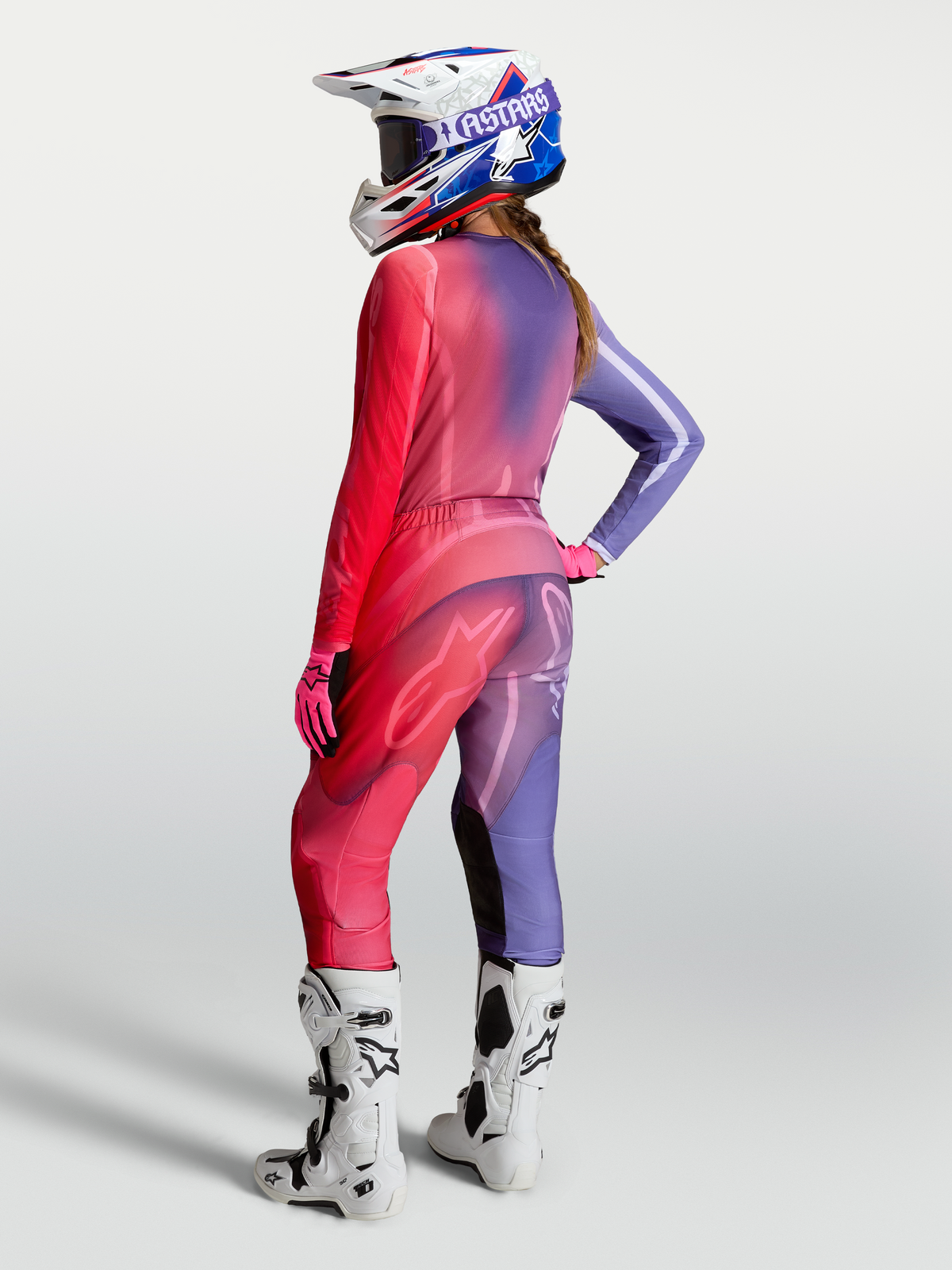 Alpinestars Stella Fluid Kepler gearsæt og bukser, dame-motocrosstøj i lilla og rød, set bagfra på model.