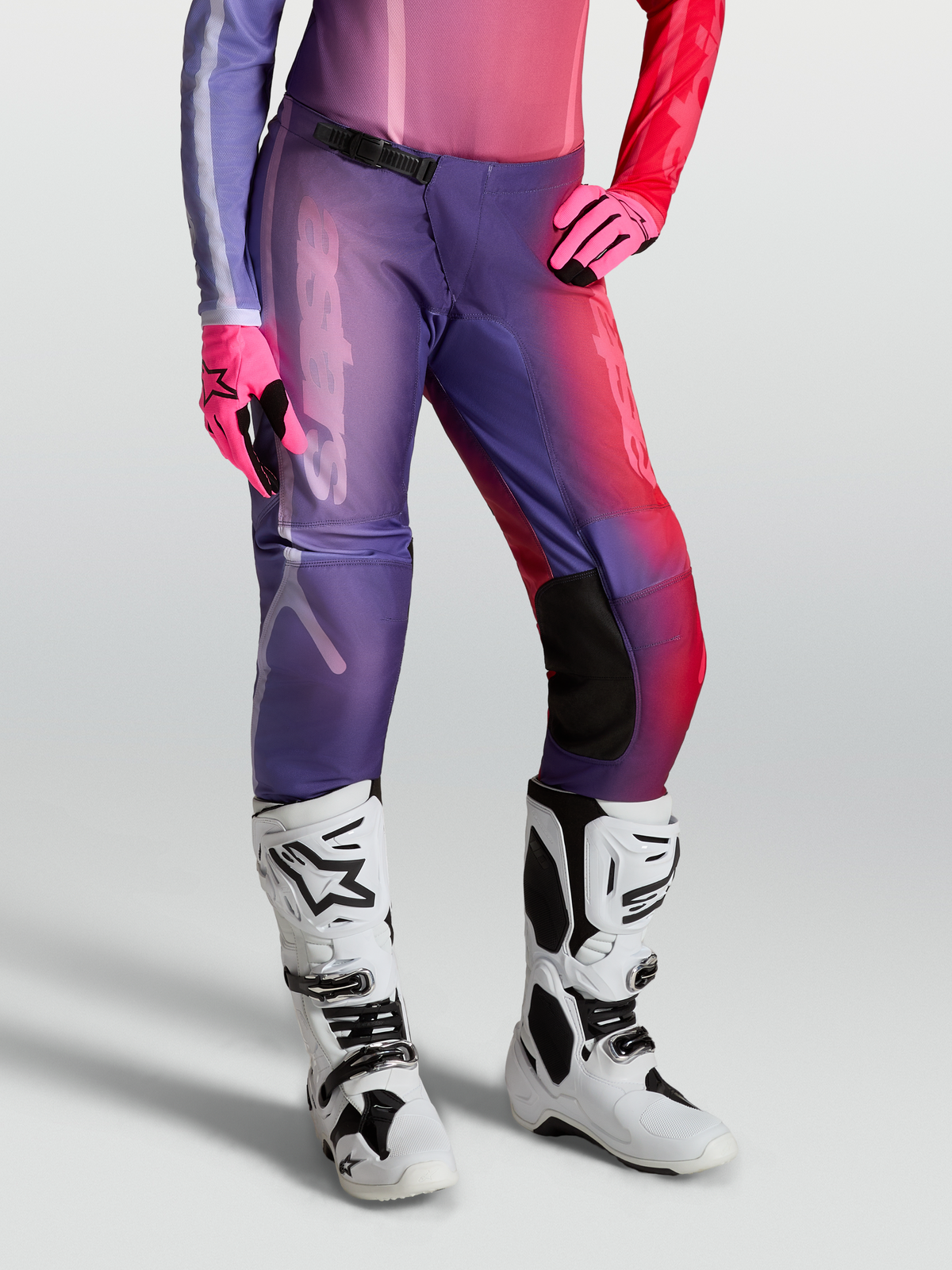 Alpinestars Stella Fluid Kepler bukser, motocrossbukser til kvinder, lilla og rød, med hvide motorcykelstøvler, off-road ydeevne
