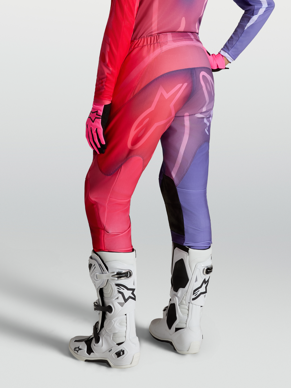 Alpinestars Stella Fluid Kepler bukser, motocrossbukser til kvinder, lilla og rød, med hvide støvler, bagfra, off-road ydeevne