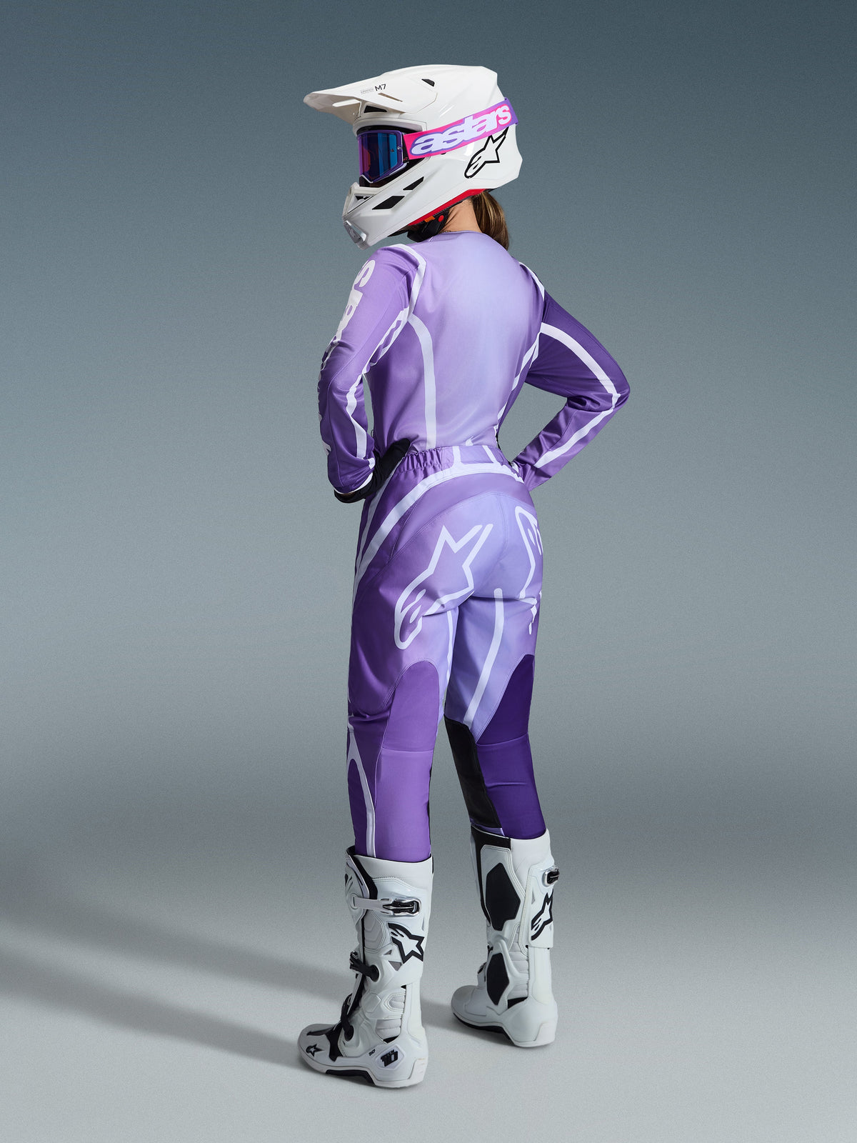 Alpinestars 2026 Stella Fluid Apex Gear Set, komplet motocross-udstyr til damer, lilla og lavendelfarvet trøje og bukser med hvide detaljer, hvid hjelm med lyserøde goggles, hvide og sorte støvler, koordineret outfit til off-road kørsel