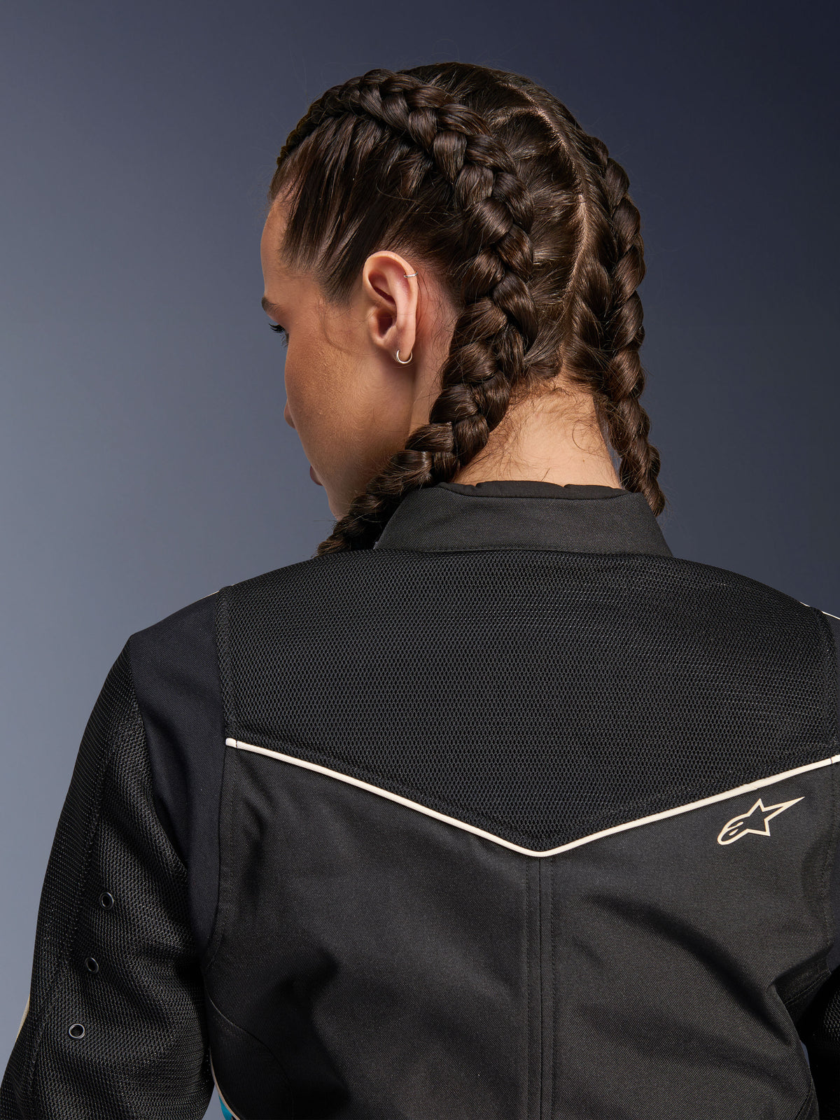 Alpinestars Stella T-Dyno Air Jakke, motorcykeljakke til damer, sort med Ecru-detaljer, nærbillede af bærestykket med udvidet 3D-mesh til ventilation og et lille broderet Alpinestars-logo.