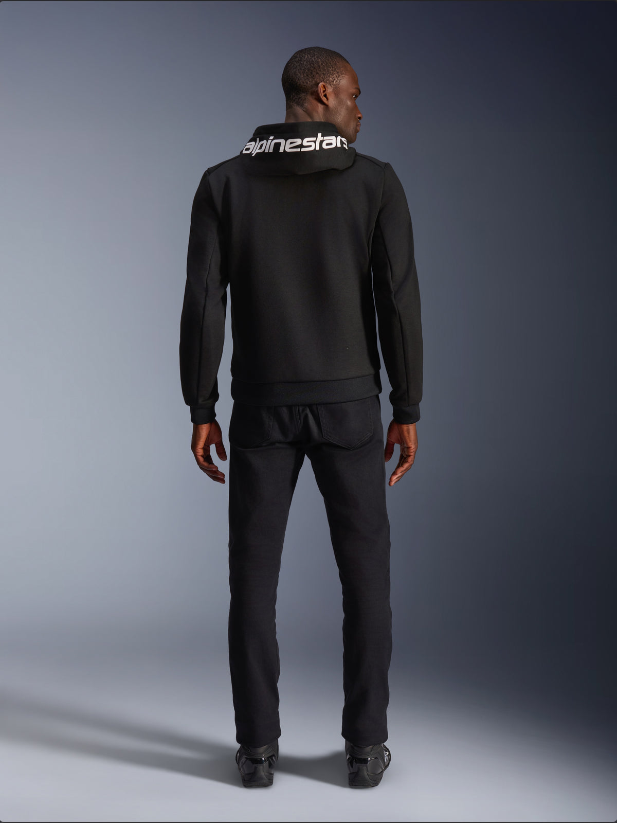 Alpinestars Chrome V2 Sport hættetrøje, sort motorcykelhættetrøje med hvidt logo på hætten, set bagfra på model.