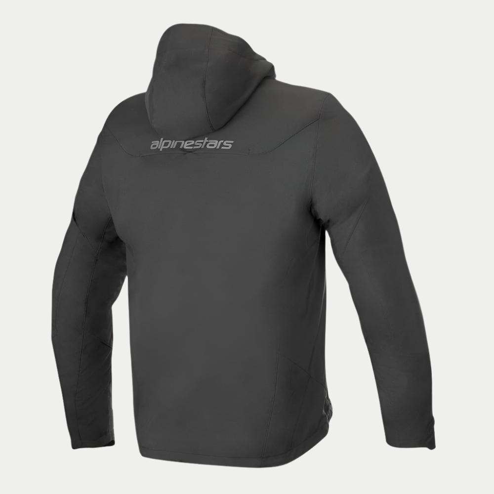 Alpinestars Domino Tech Jakke, sort urban softshell motorcykelhættetrøje med fast hætte og reflekterende logo bagpå.