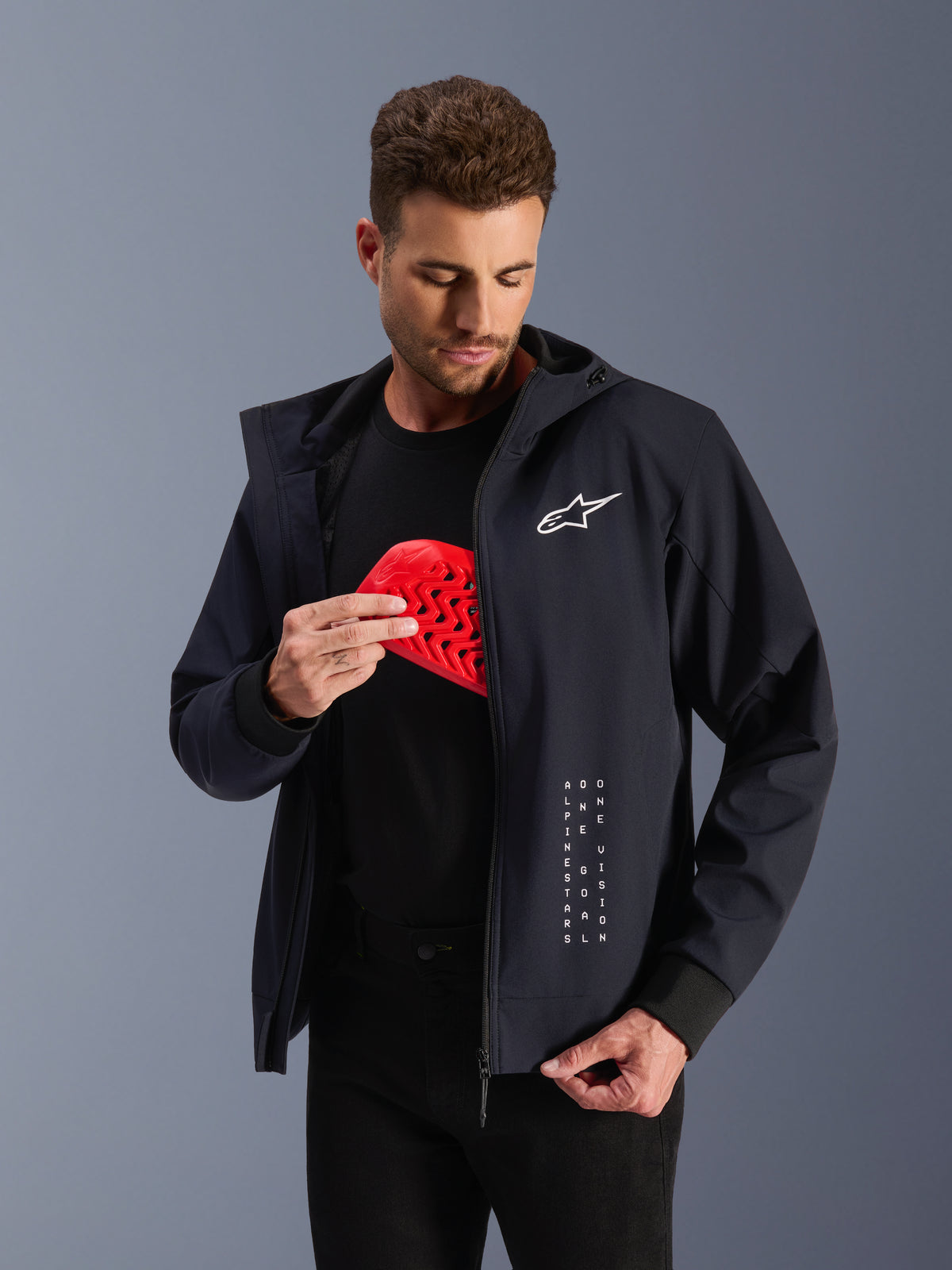 Alpinestars Radium Tech hættetrøje, sort urban motorcykeljakke til herrer, rød Nucleon Flex Plus beskyttelsesindsats, mand.