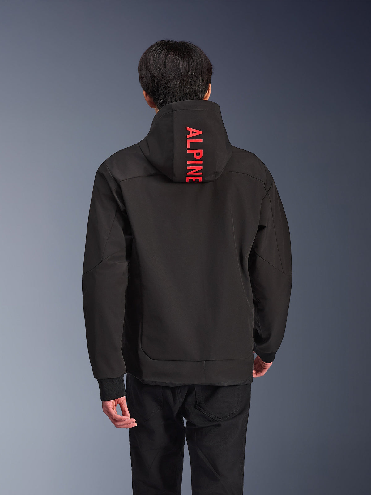 Alpinestars Radium Tech Hoodie, urban motorcykeljakke, sort med klar rød branding, set bagfra med lodret 'ALPINE'-tekst på hætten, 3-lags teknisk skal med ribbede manchetter, moderne atletisk design