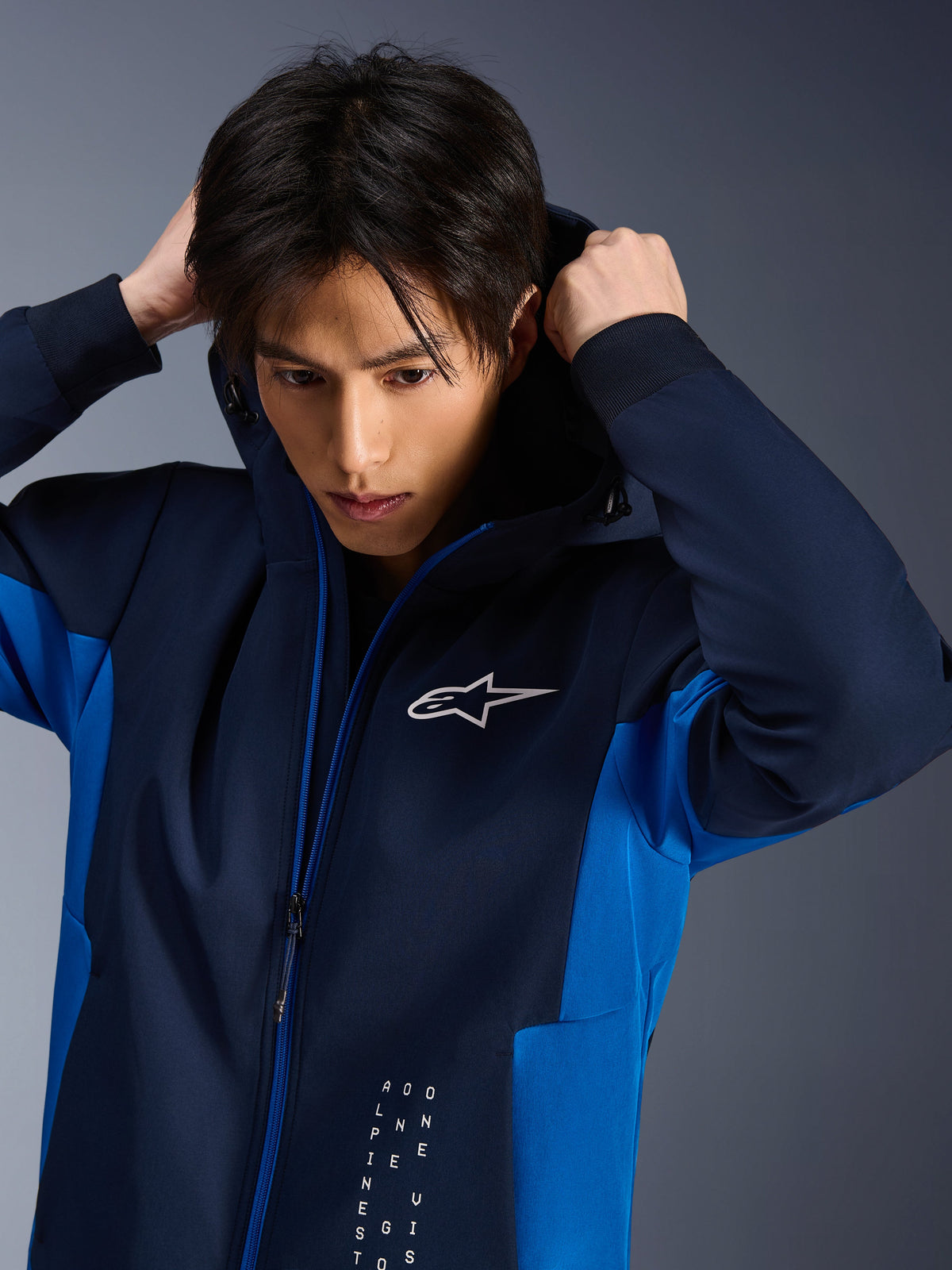 Alpinestars Radium Tech Hoodie, urban motorcykeljakke, Night Navy og Royal Blue, model der justerer hætten, hvidt Astars-logo på brystet, teknisk 3L-skal med atletisk pasform