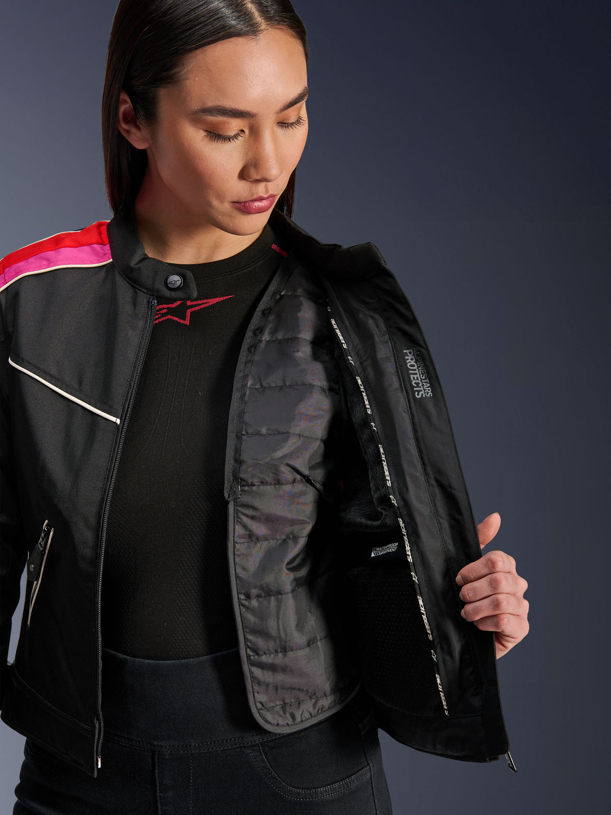 Alpinestars Stella T-Dyno WR Jakke, tekstilmotorcykeljakke i Black Bright Red Fuchsia, lynet op for at vise den indvendige vatterede termovest og vandtætte lomme, vintage-inspireret biker-pasform til kvinder
