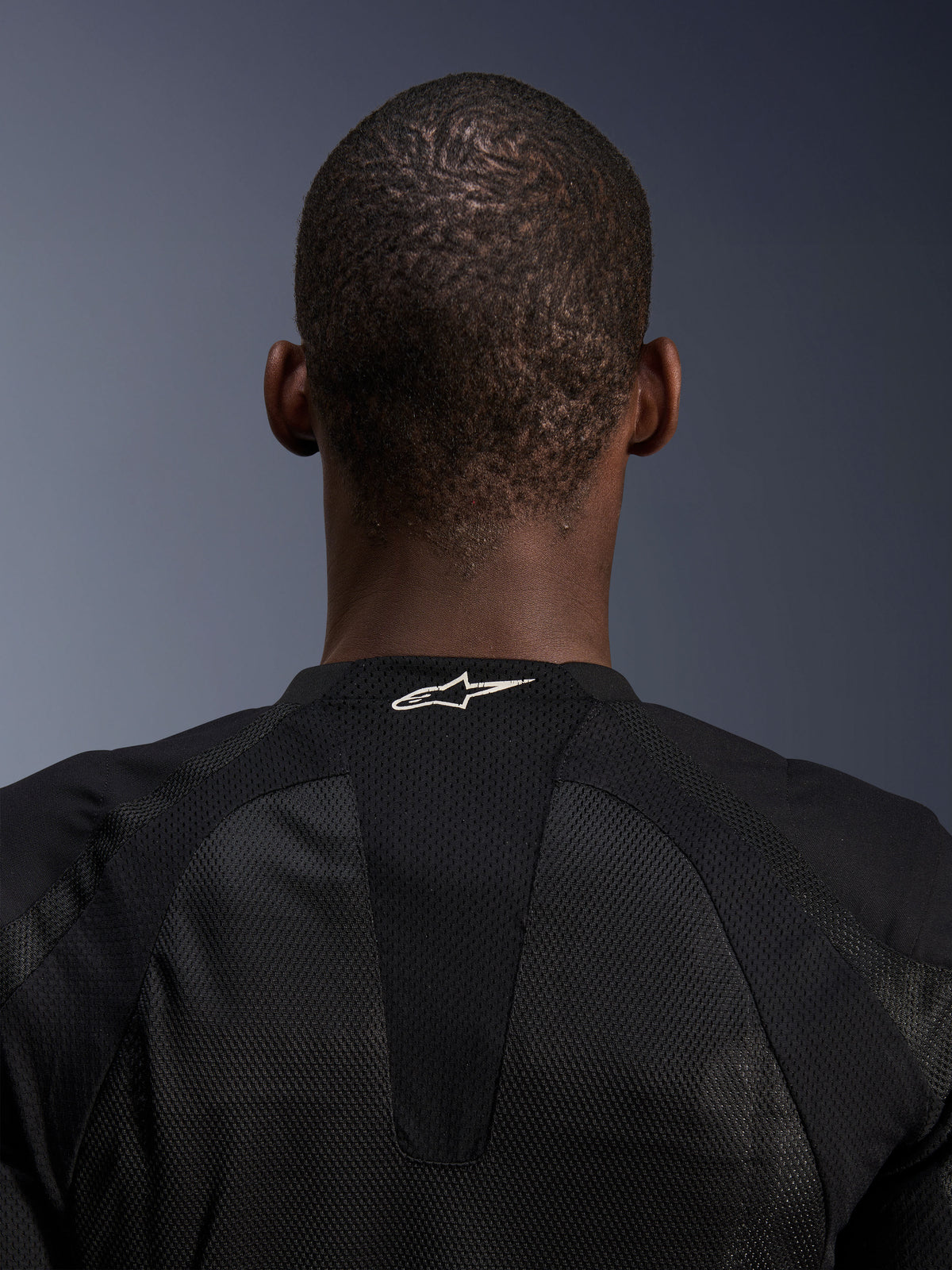 Alpinestars Troop-Air jakke, sort motorcykeljakke i tech-mesh, hvidt logo på nakken, åndbar konstruktion