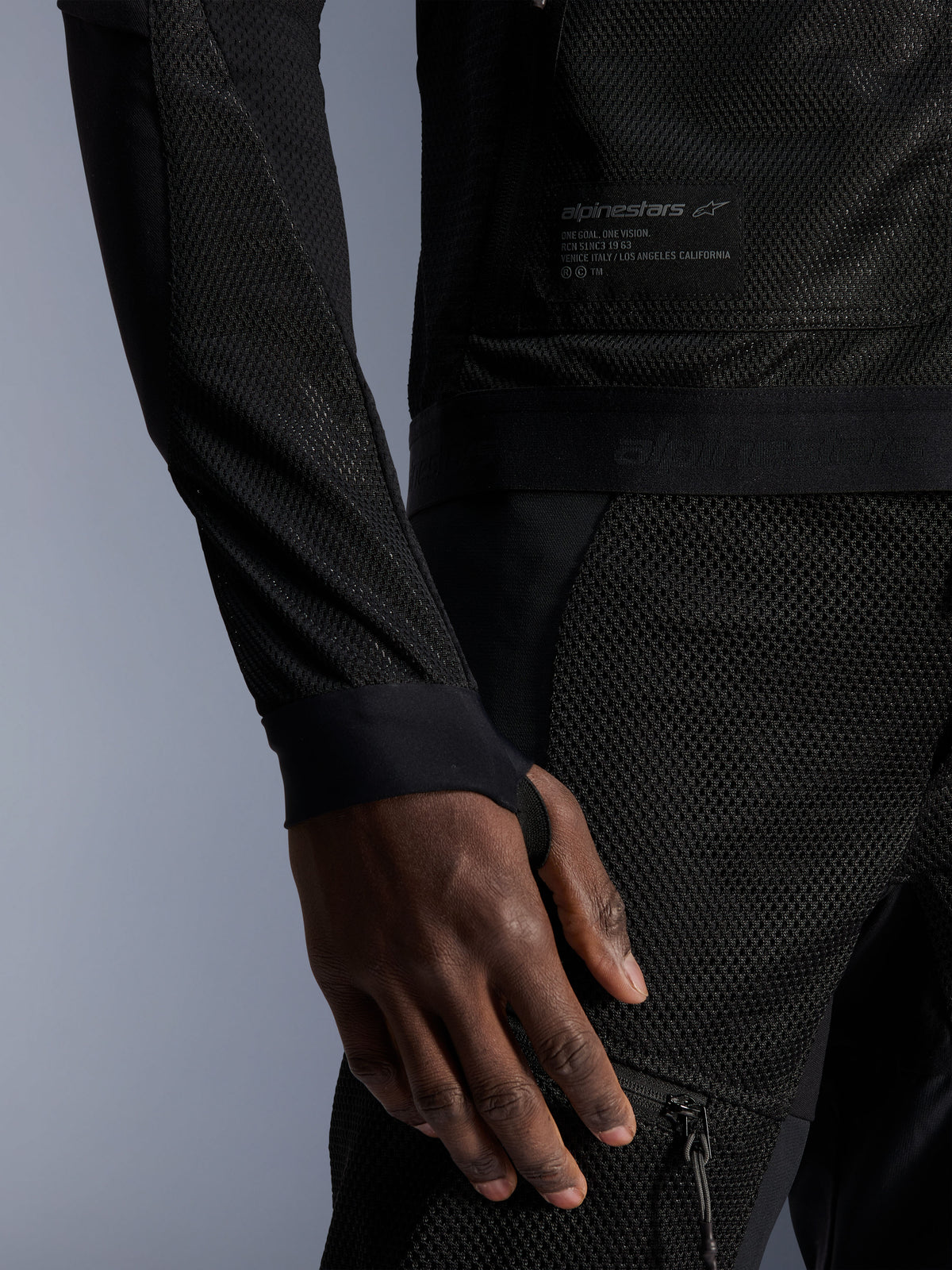 Alpinestars Troop-Air jakke, sort urban sommer-motorcykeljakke til herrer, tætbillede af teknisk mesh og tommelfingerløkke.