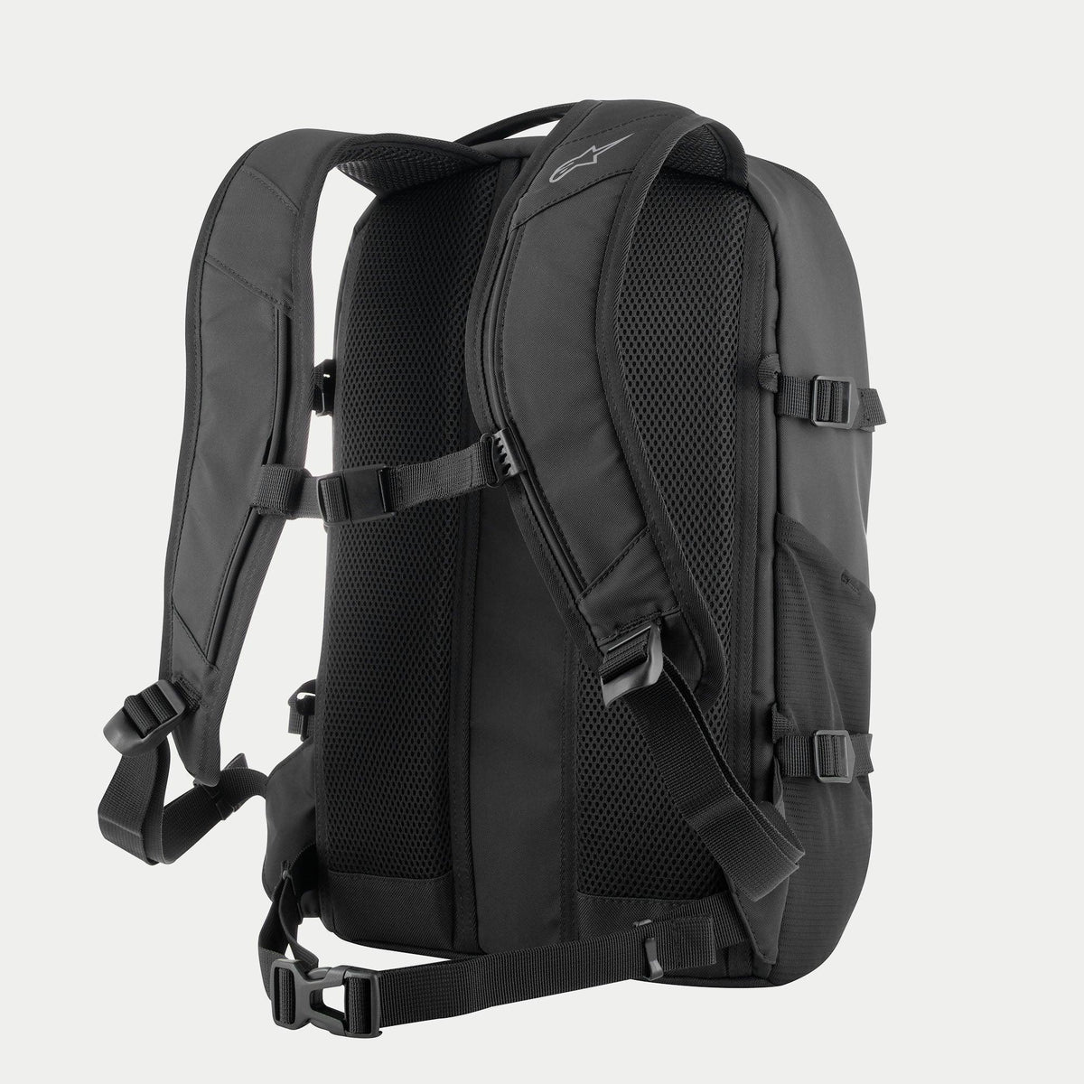 Alpinestars AMP3 rygsæk, teknisk motorcykelrygsæk, sort, set bagfra med 3D-mesh rygpanel, justerbare polstrede skulderstropper med magnetisk brystlukning og taljestropper, sidekompressionsspænder, slidstærkt poly-stof design