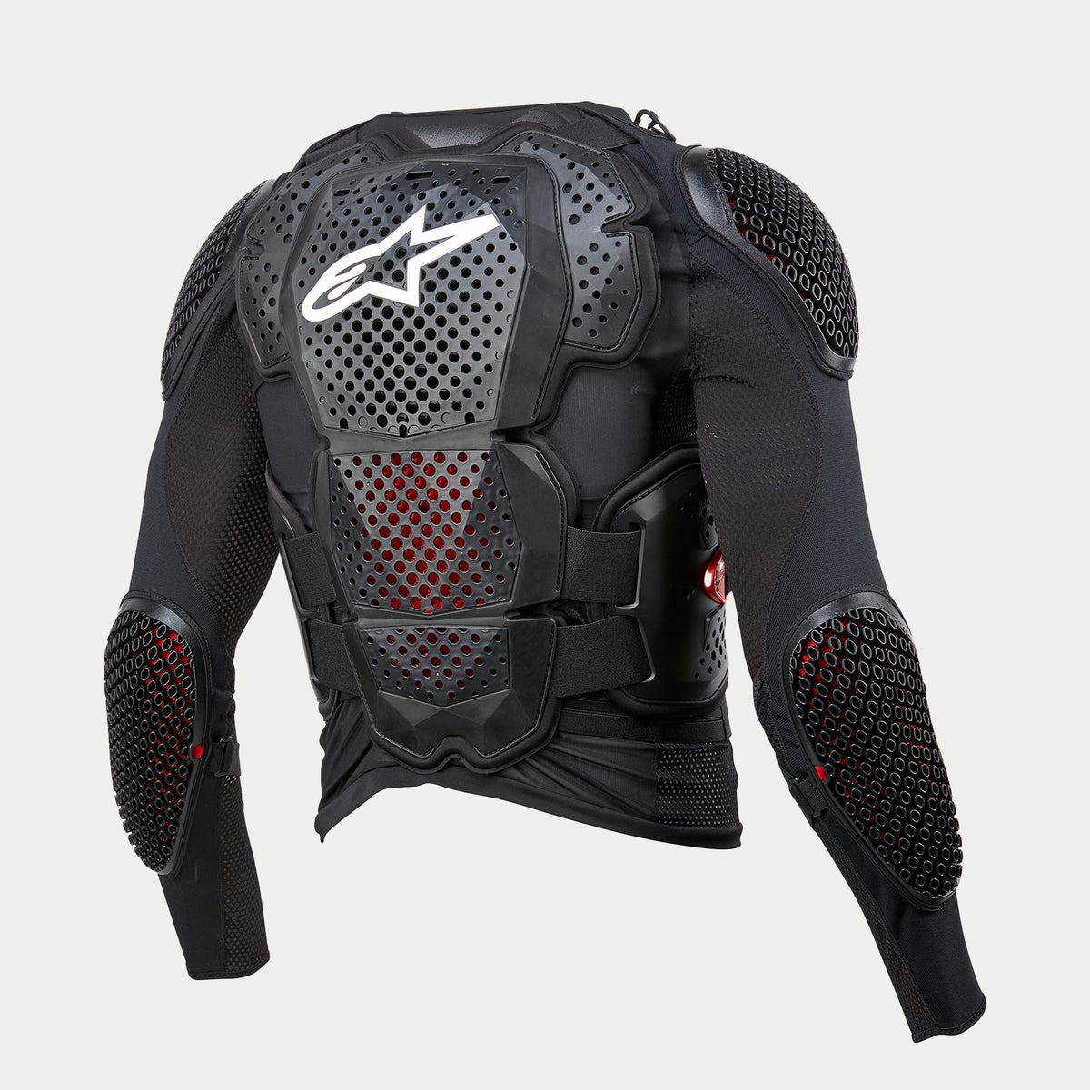 Alpinestars Bionic Tech V3 beskyttelsesjakke, sort, set bagfra med integreret ryg-, skulder- og albuebeskyttelse, hvidt Alpinestars-logo på perforeret rygplade, strækbar mesh-konstruktion med synlig rød indvendig polstring, justerbare V-stropper til off-road beskyttelse.