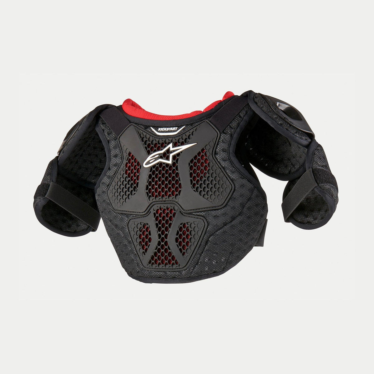 Alpinestars Youth Bionic Action Kickstart brystbeskytter, motocross brystbeskytter, sort og rød, med halvstive TPR-plader med ventileret honeycomb-mesh, hvidt Alpinestars-logo og beskyttende skulder- og bicepsbeskyttere.