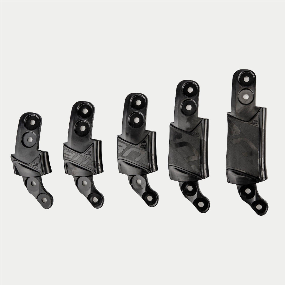 Alpinestars BNS Size Adapter Kit, tilbehør til hjelm og nakkestøtte, fem sorte plastikadapterkomponenter i forskellige størrelser, modulært design til justering af pasform med monteringshuller og tekstureret branding, ensfarvet sort